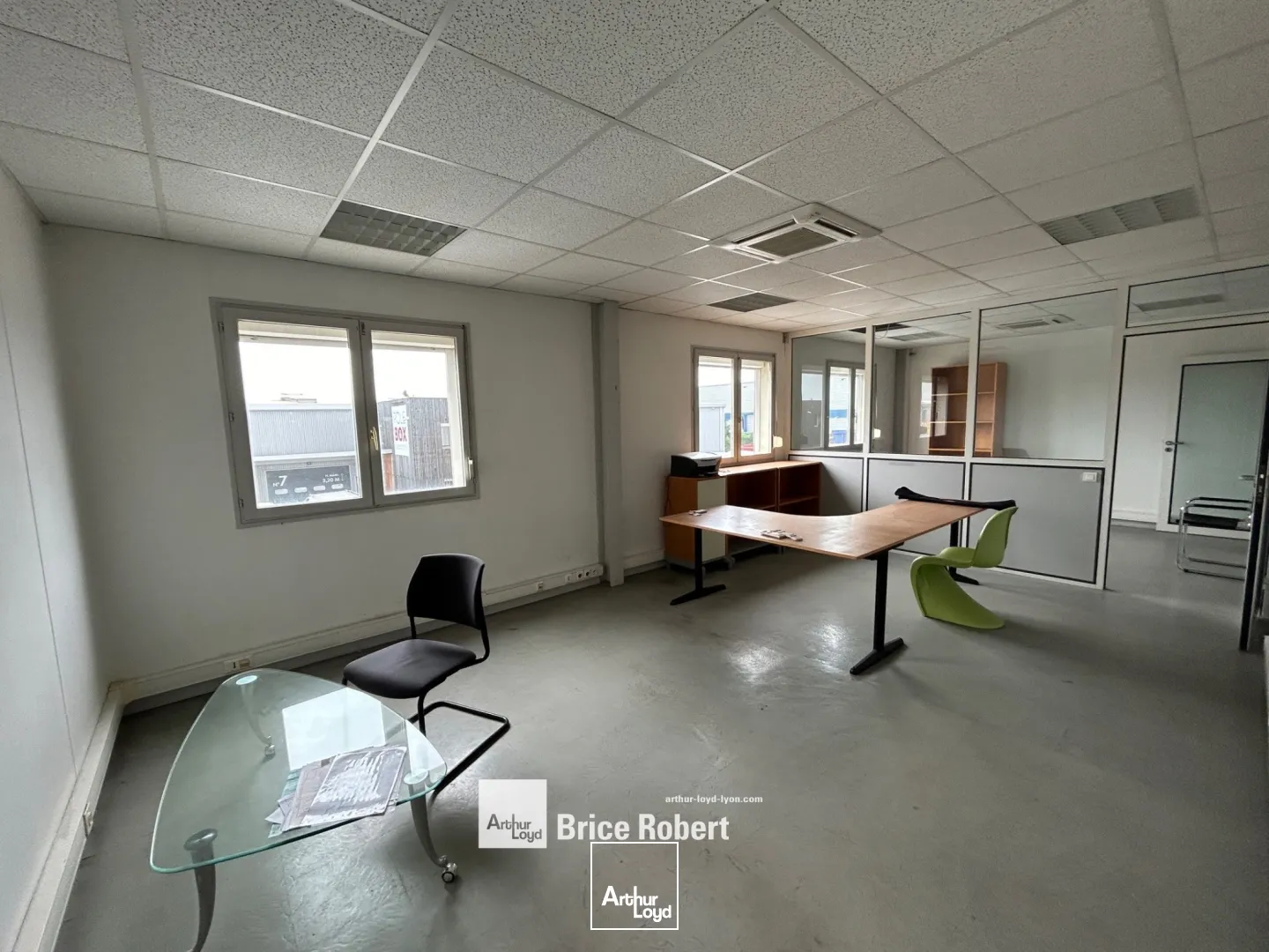 A louer - un bâtiment industriel divisible de 686 m² avec une partie activité stockage et de bureaux d'accompagnement - Chassieu