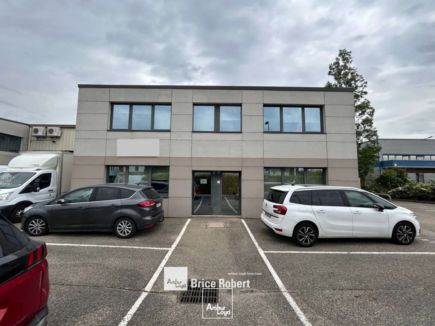 A louer - un bâtiment industriel divisible de 686 m² avec une partie activité stockage et de bureaux d'accompagnement - Chassieu