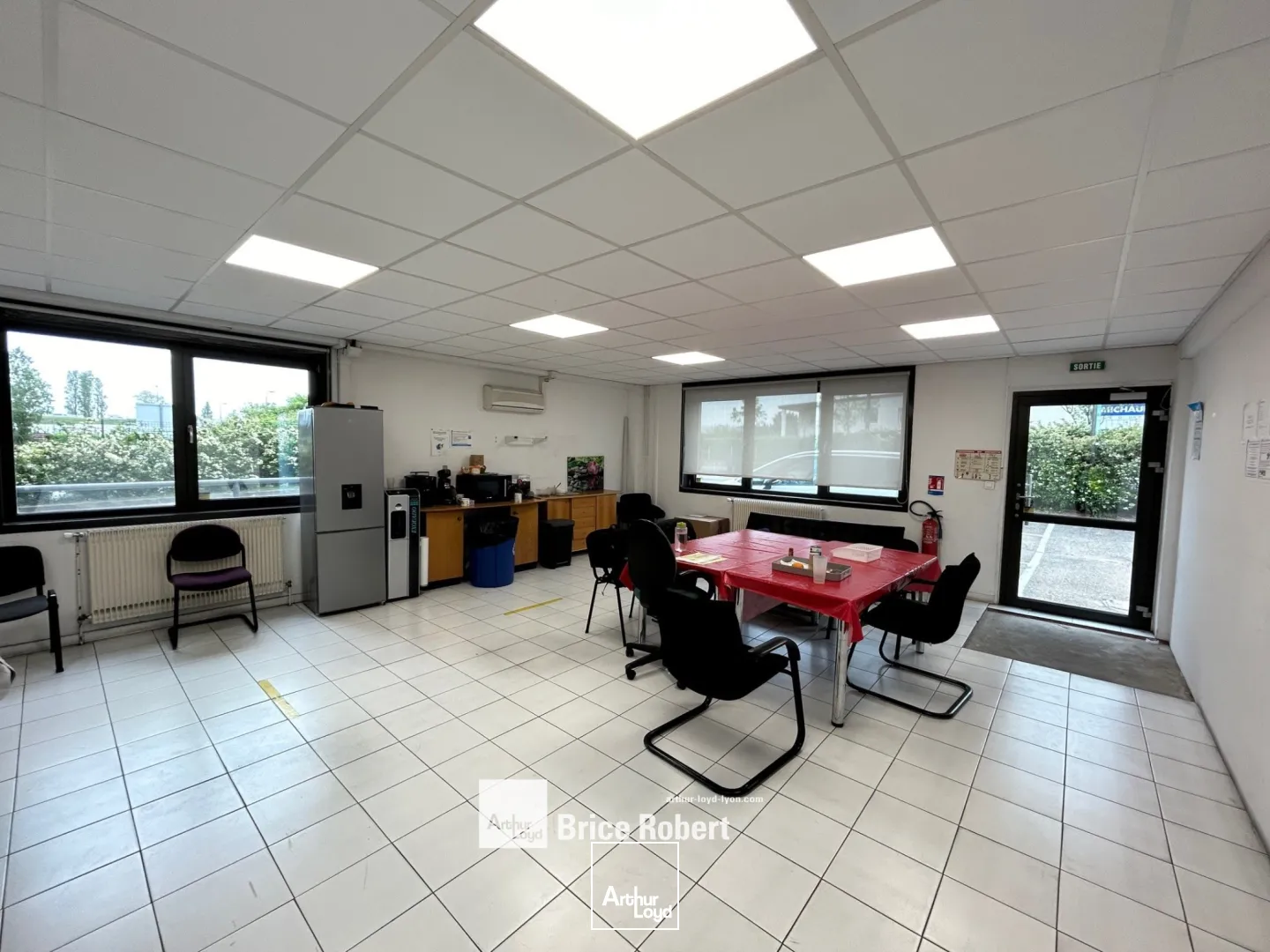 A louer - un bâtiment industriel divisible de 686 m² avec une partie activité stockage et de bureaux d'accompagnement - Chassieu