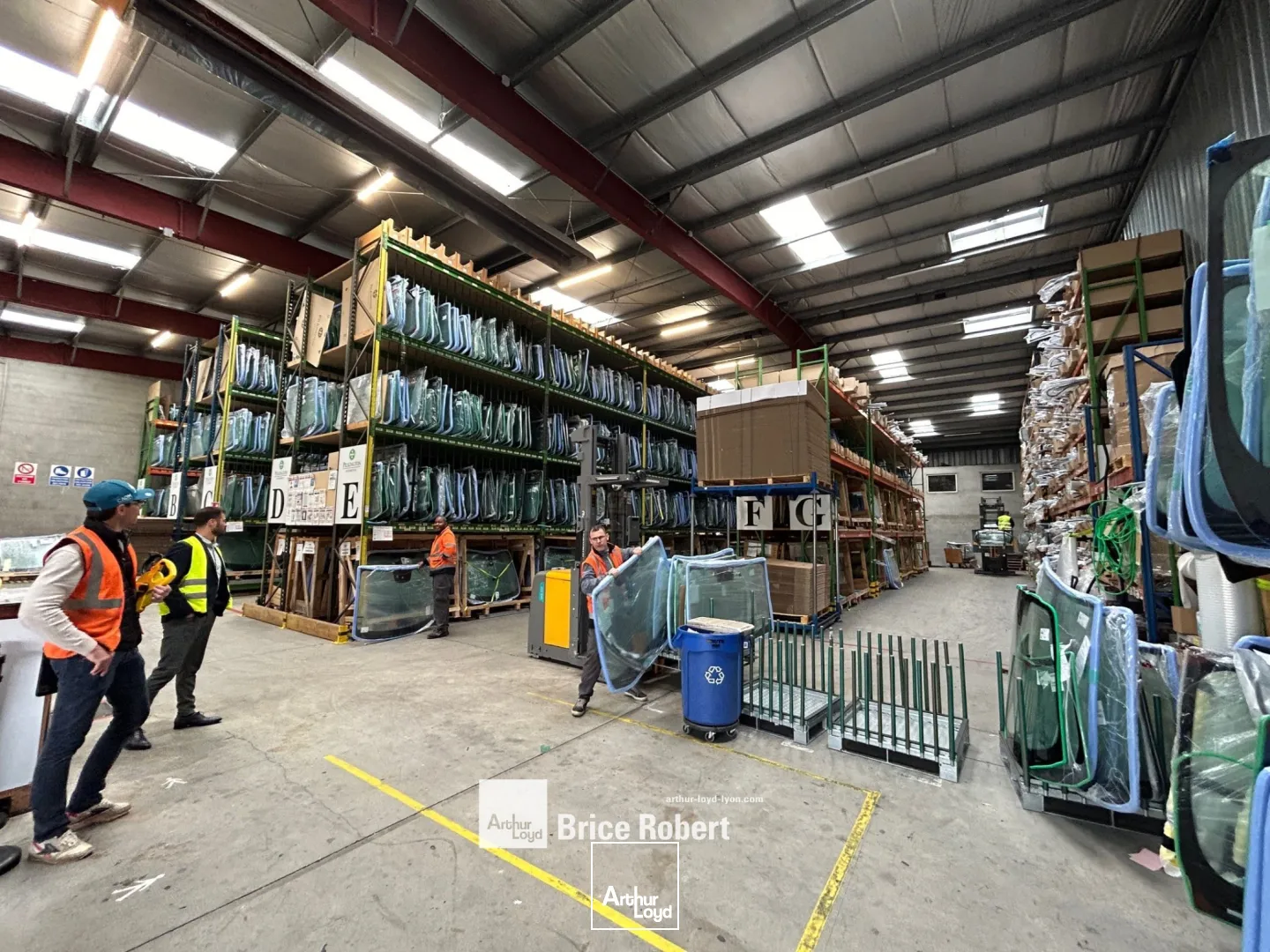 A louer - un bâtiment industriel divisible de 686 m² avec une partie activité stockage et de bureaux d'accompagnement - Chassieu