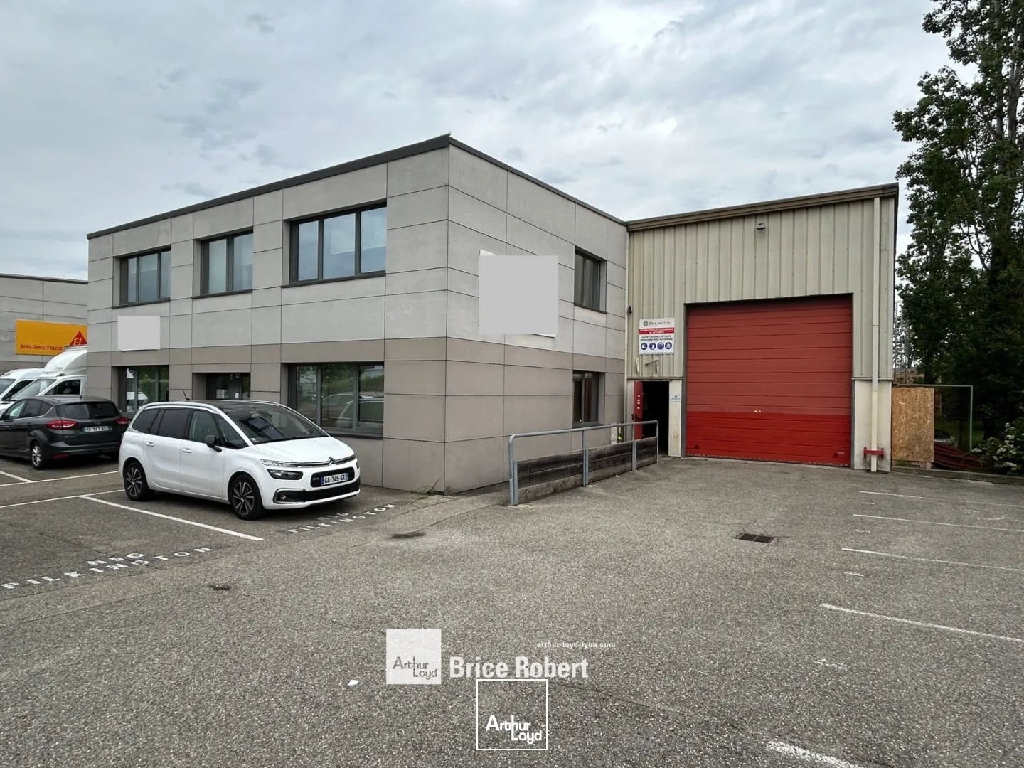 A louer - un bâtiment industriel divisible de 686 m² avec une partie activité stockage et de bureaux d'accompagnement - Chassieu
