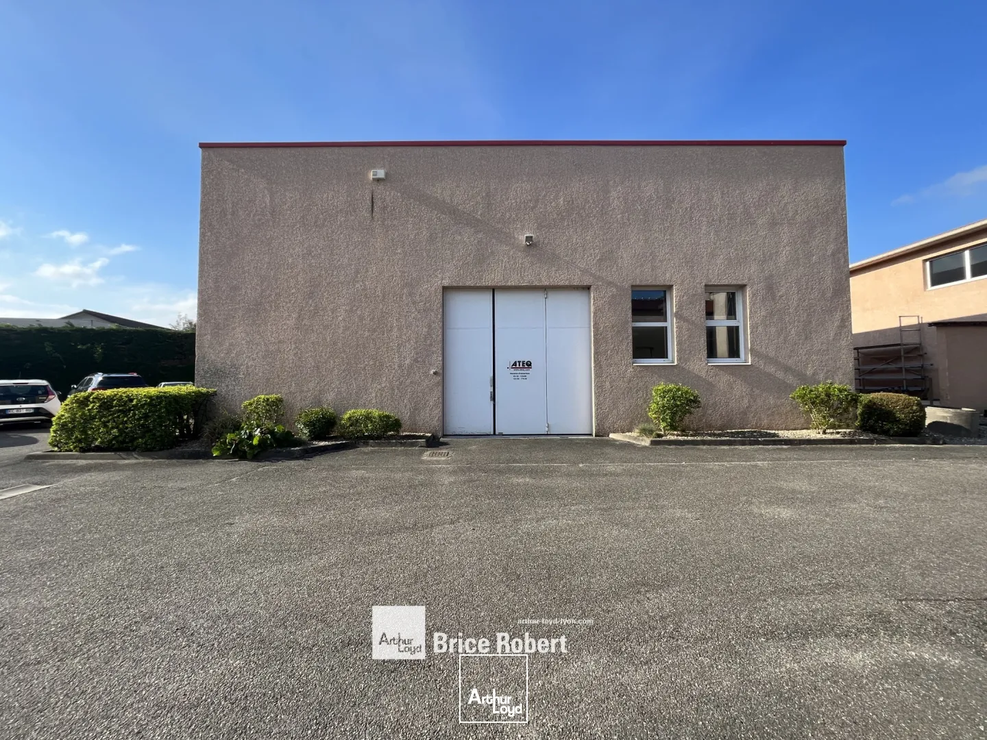 A louer - Locaux d'activités avec entrepôt d'une hauteur sous plafond de 5,5 m - Toussieu