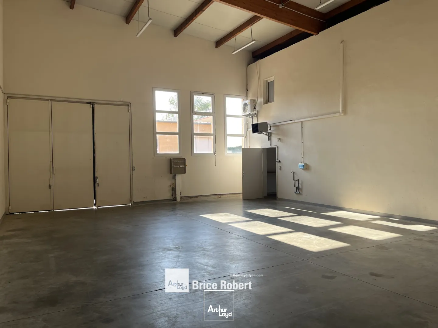 A louer - Locaux d'activités avec entrepôt d'une hauteur sous plafond de 5,5 m - Toussieu