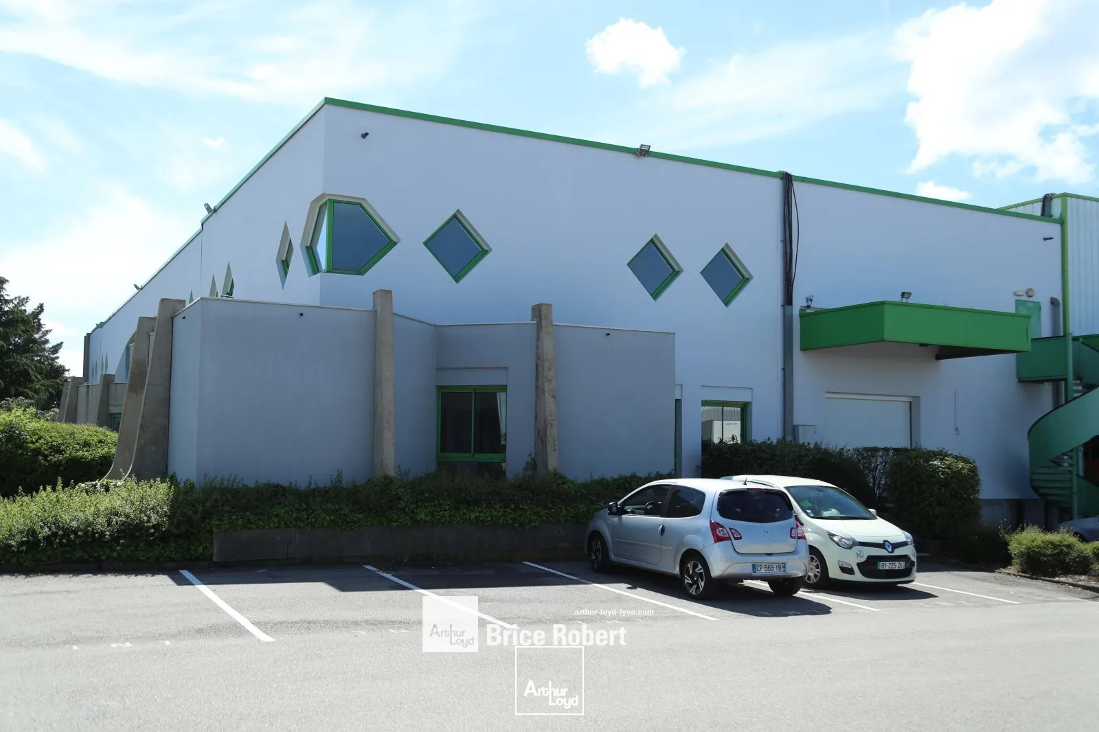 A louer - Locaux d'activités de 1 091 et 1 108 m² avec portes à quais et porte sur rampe - Genas