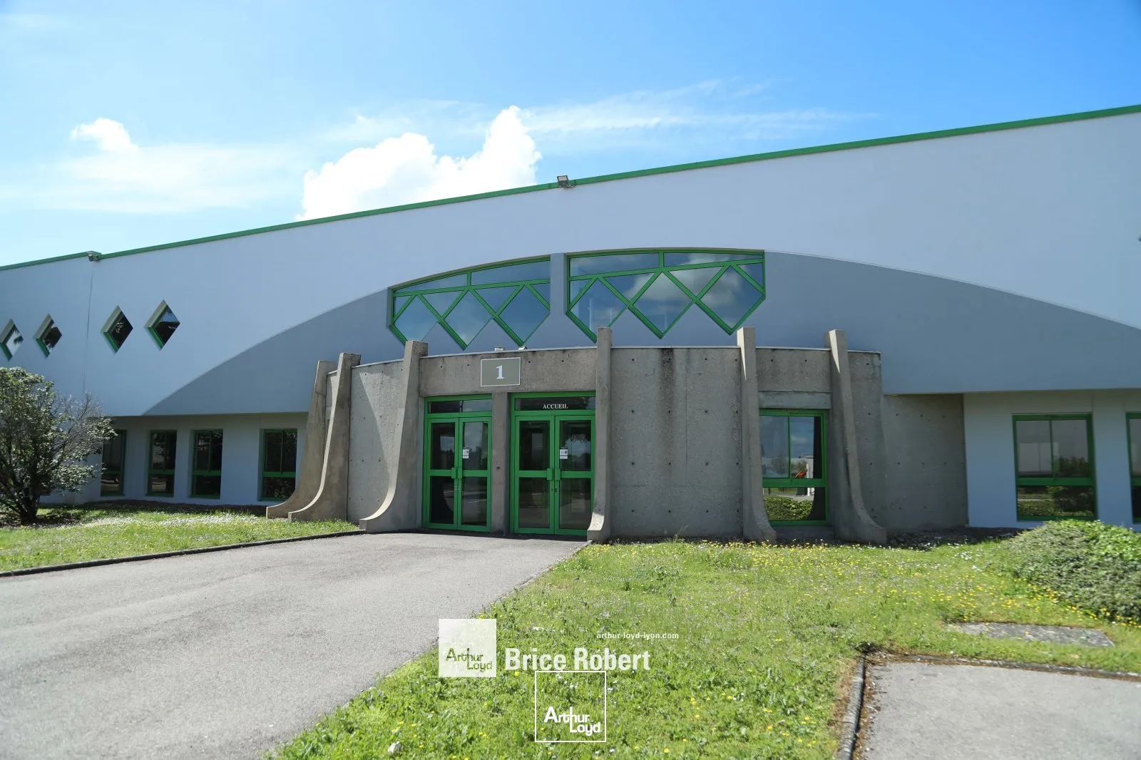 A louer - Locaux d'activités de 1 091 et 1 108 m² avec portes à quais et porte sur rampe - Genas