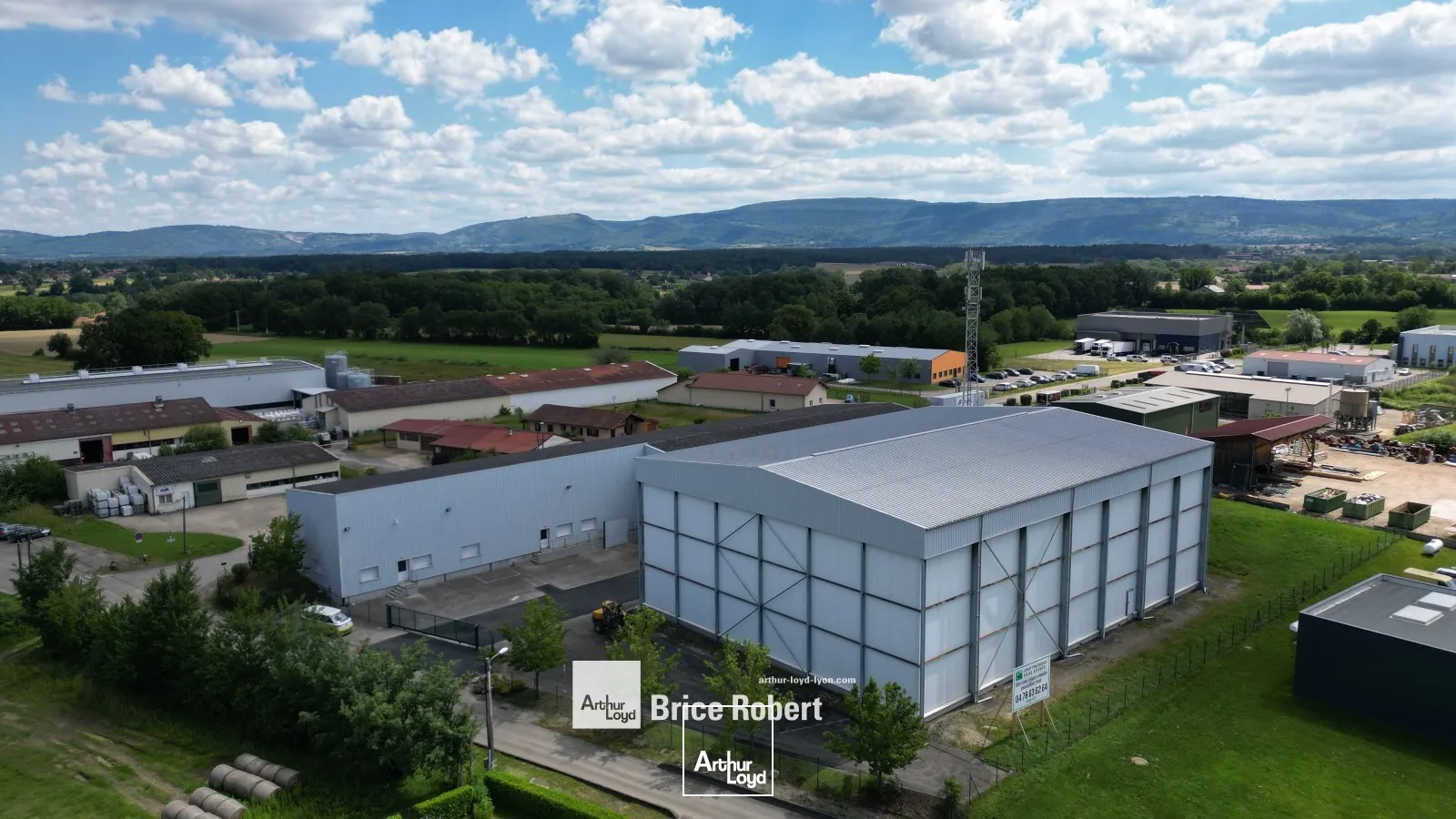 A VENDRE-A LOUER - Bâtiment d'activités - SAINT-ETIENNE DU BOIS