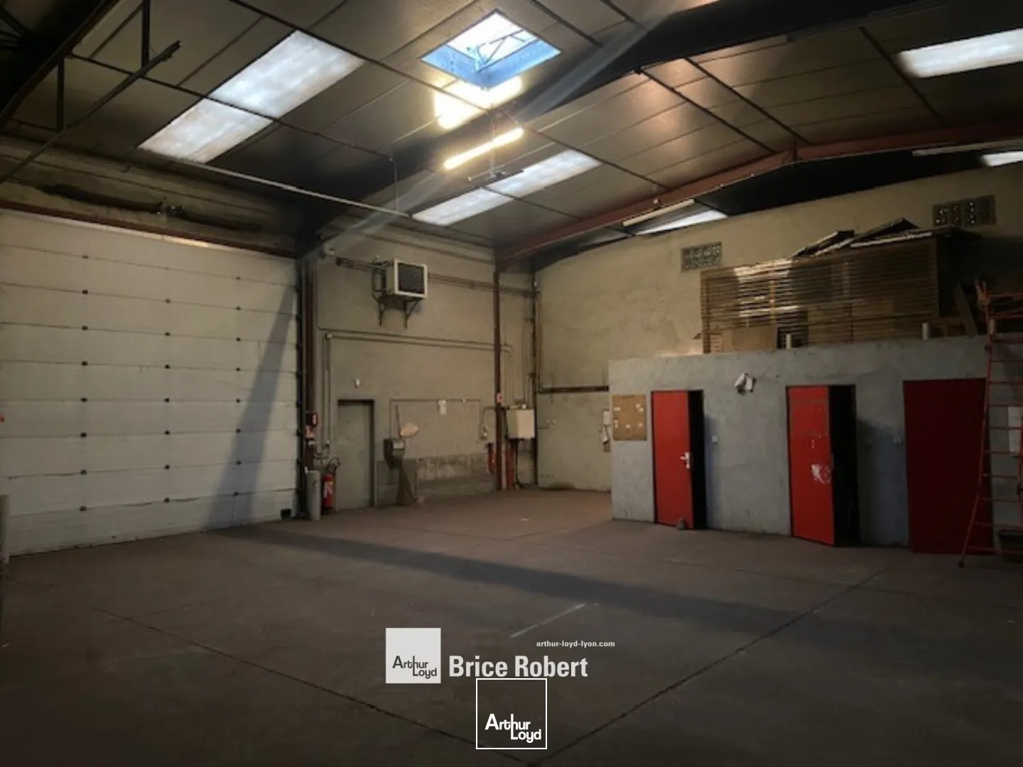 A LOUER - Locaux d'activités - SAINT LAURENT DE MURE