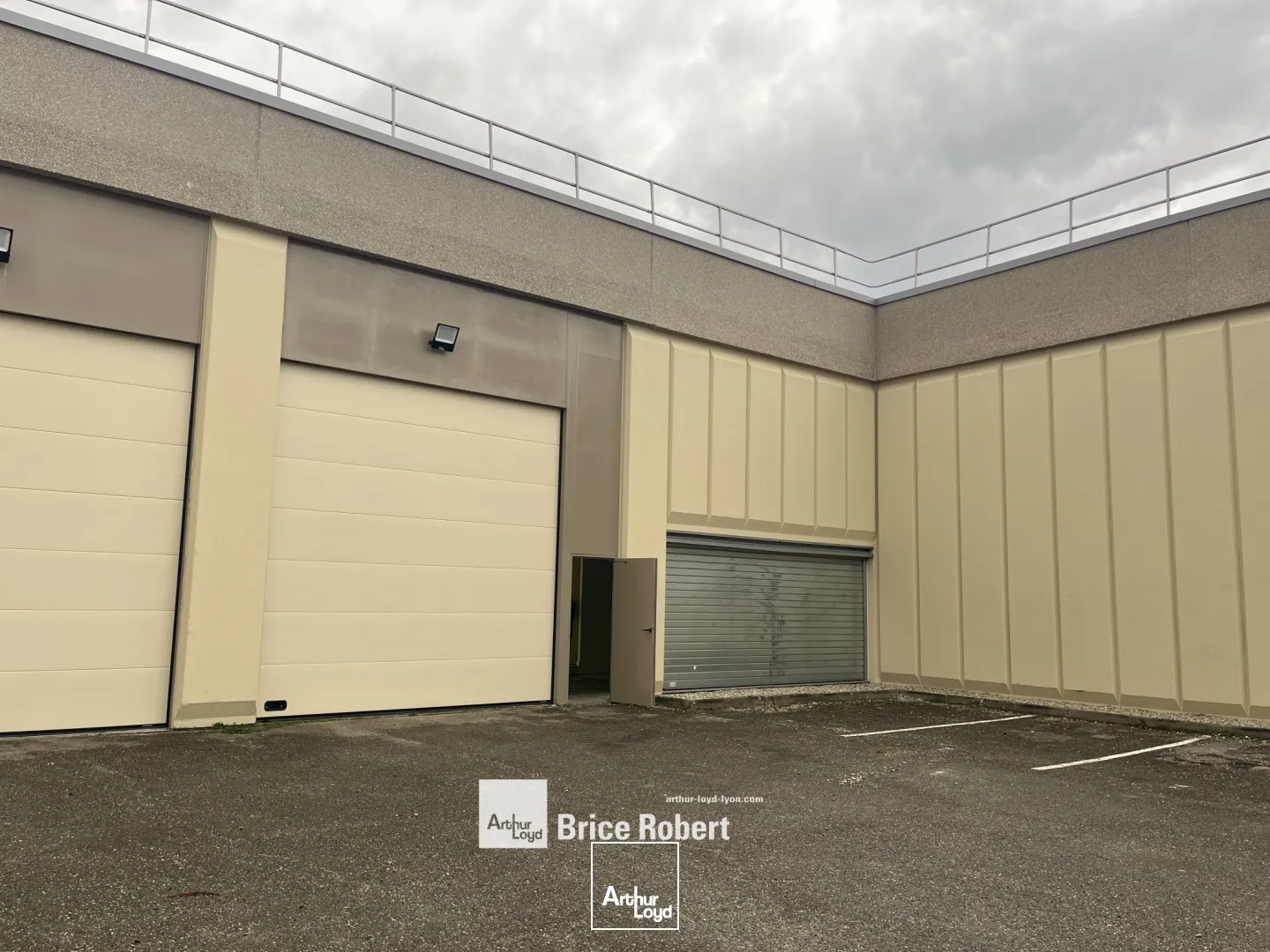 A vendre - Cellules d'activités avec une hauteur de 6 m - Saint-Priest