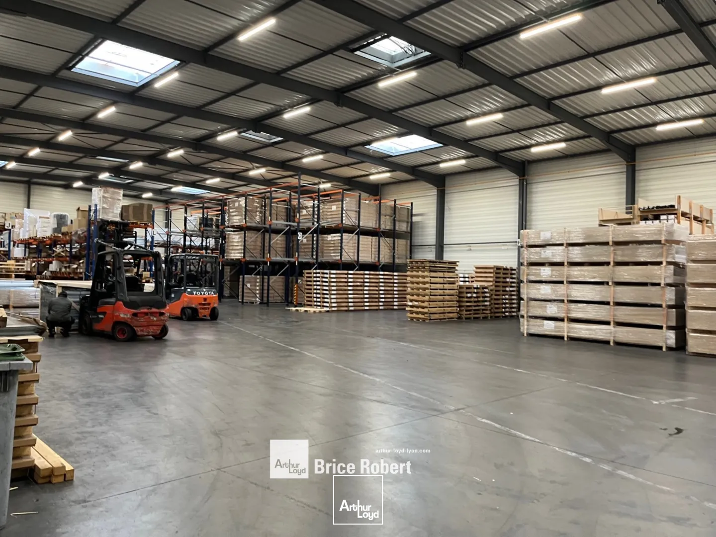 A LOUER - Bâtiment d'activités - SAINT-PRIEST