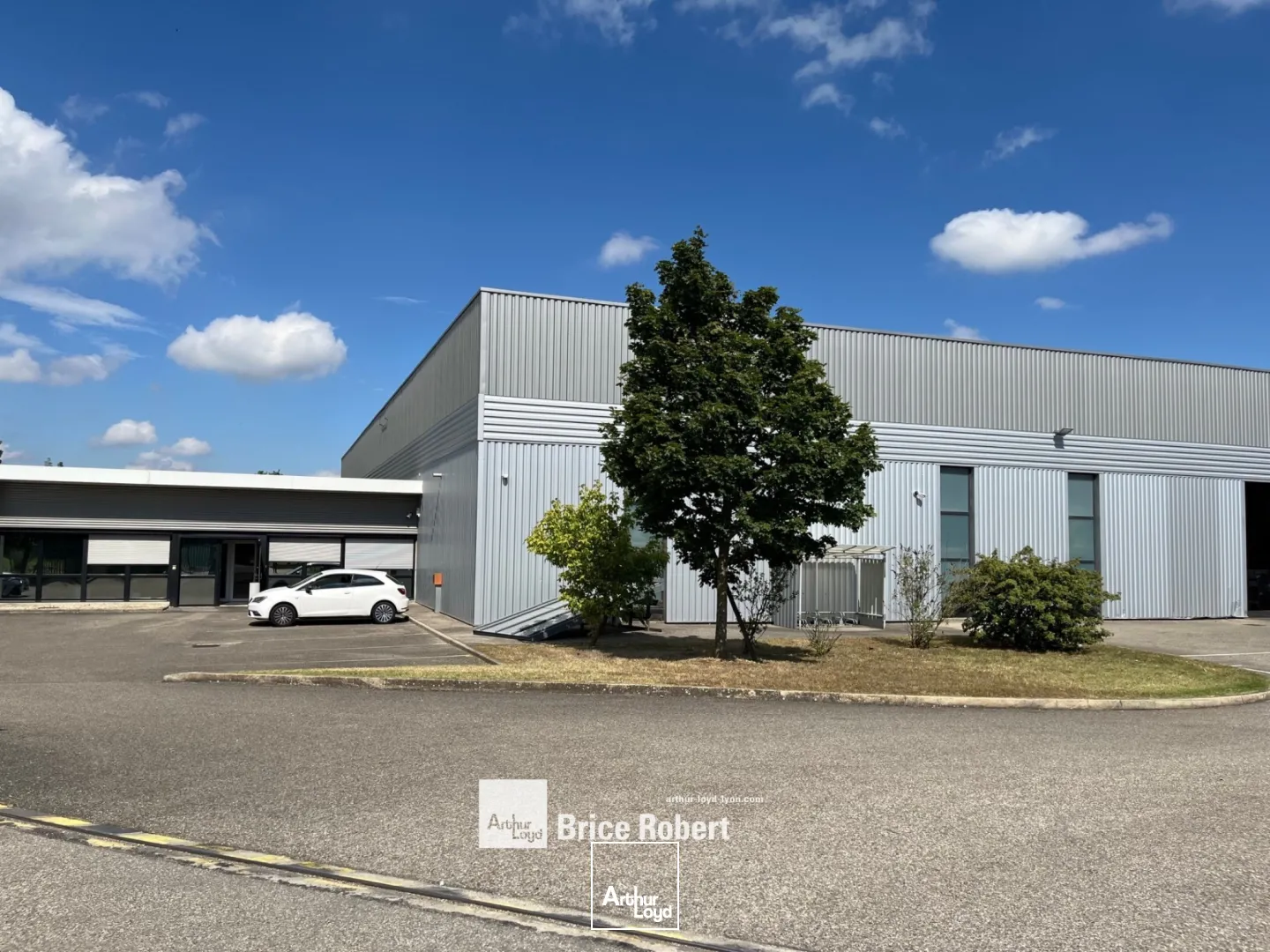 A LOUER - Bâtiment d'activités - SAINT-PRIEST