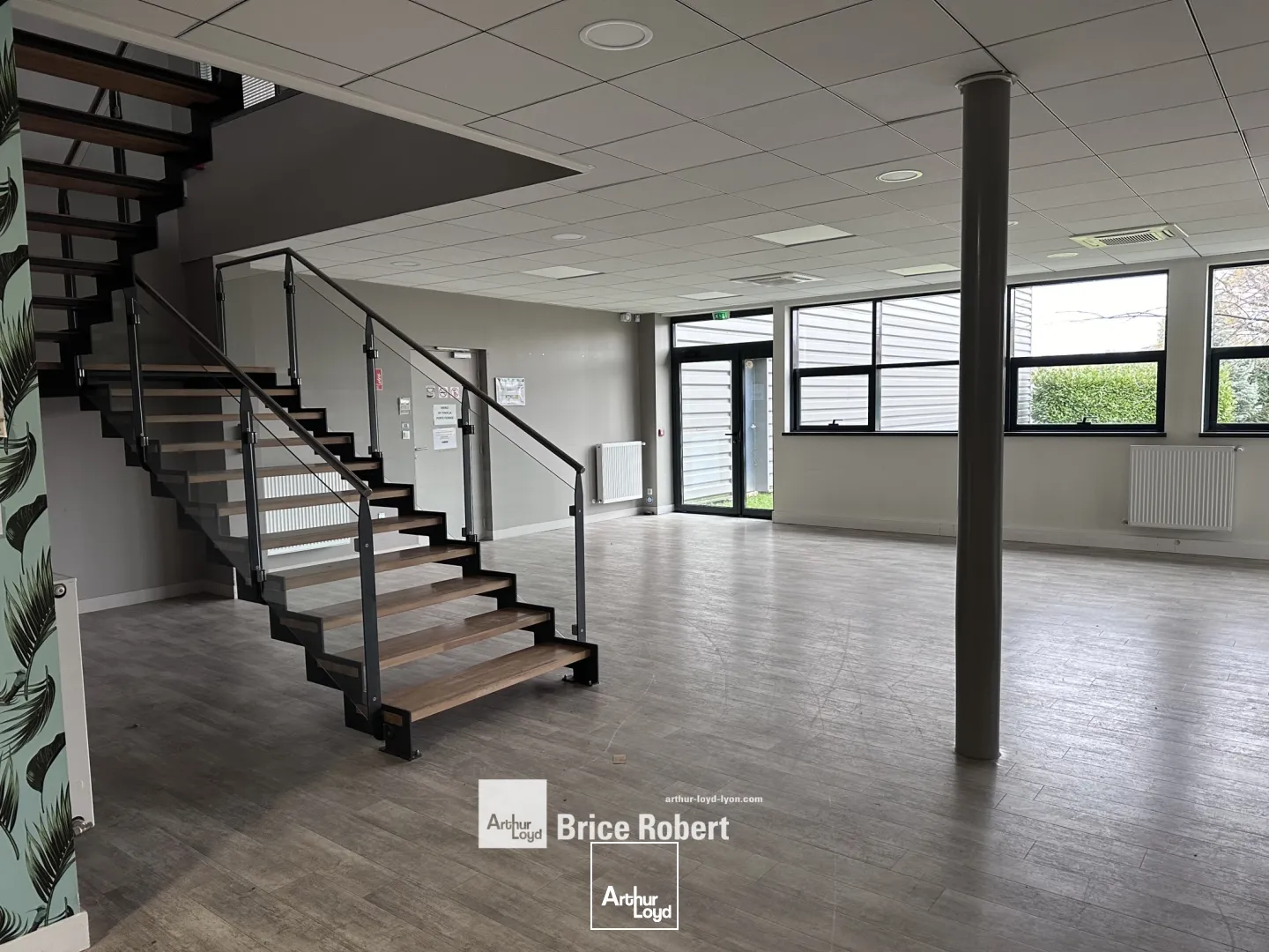 A louer -Bâtiment d'activités type messagerie avec 10 portes à quai - Miribel