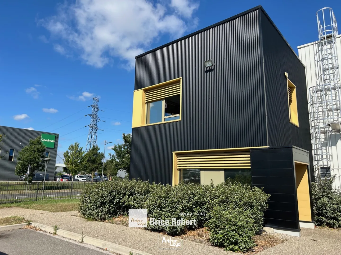 A LOUER - Locaux d'activités - SAINT-PRIEST