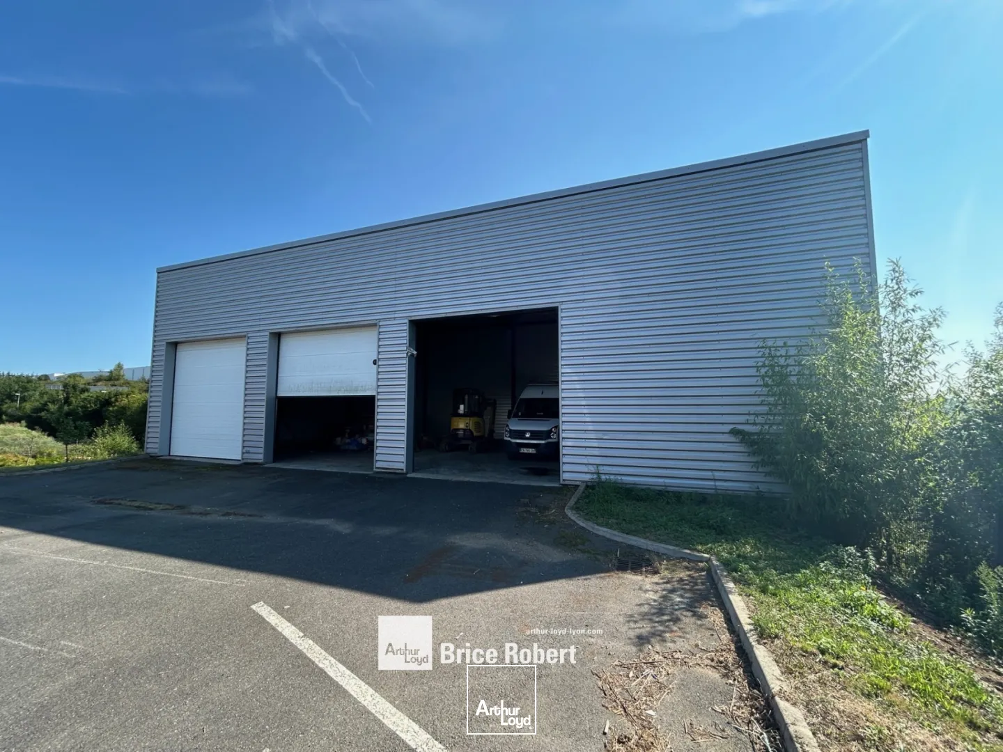 A louer - un local d'activités indépendant avec 7 portes sectionnelles - Saint Symphorien sur Coise