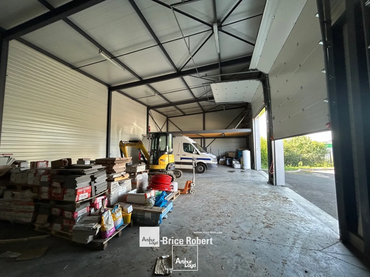 A louer - un local d'activités indépendant avec 7 portes sectionnelles - Saint Symphorien sur Coise