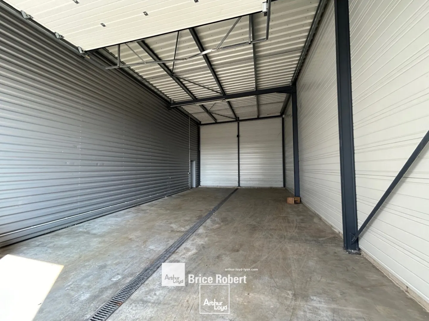 A louer - un local d'activités indépendant avec 7 portes sectionnelles - Saint Symphorien sur Coise
