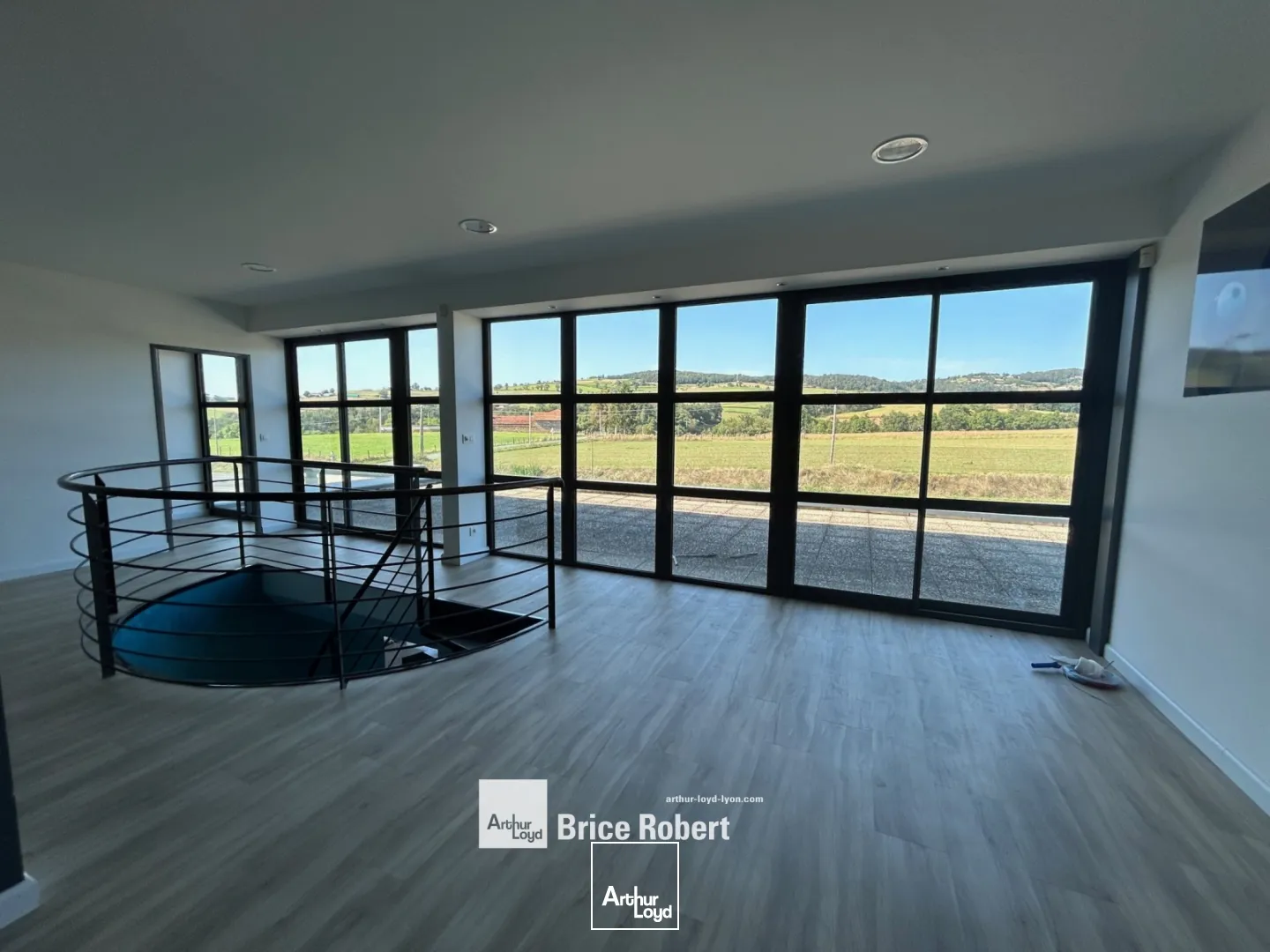 A louer - un local d'activités indépendant avec 7 portes sectionnelles - Saint Symphorien sur Coise