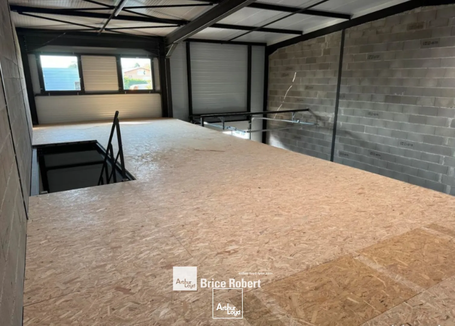 A LOUER - Local d'activités - MESSIMY