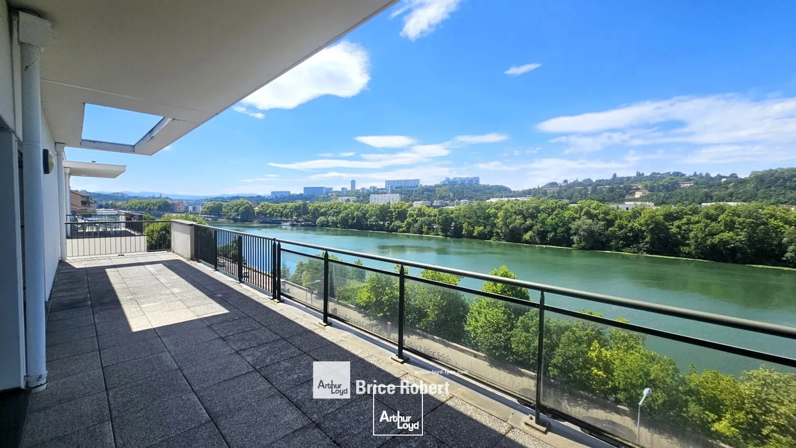 A louer - ESPACE 84 - Bureaux lumineux - Lyon 4ème