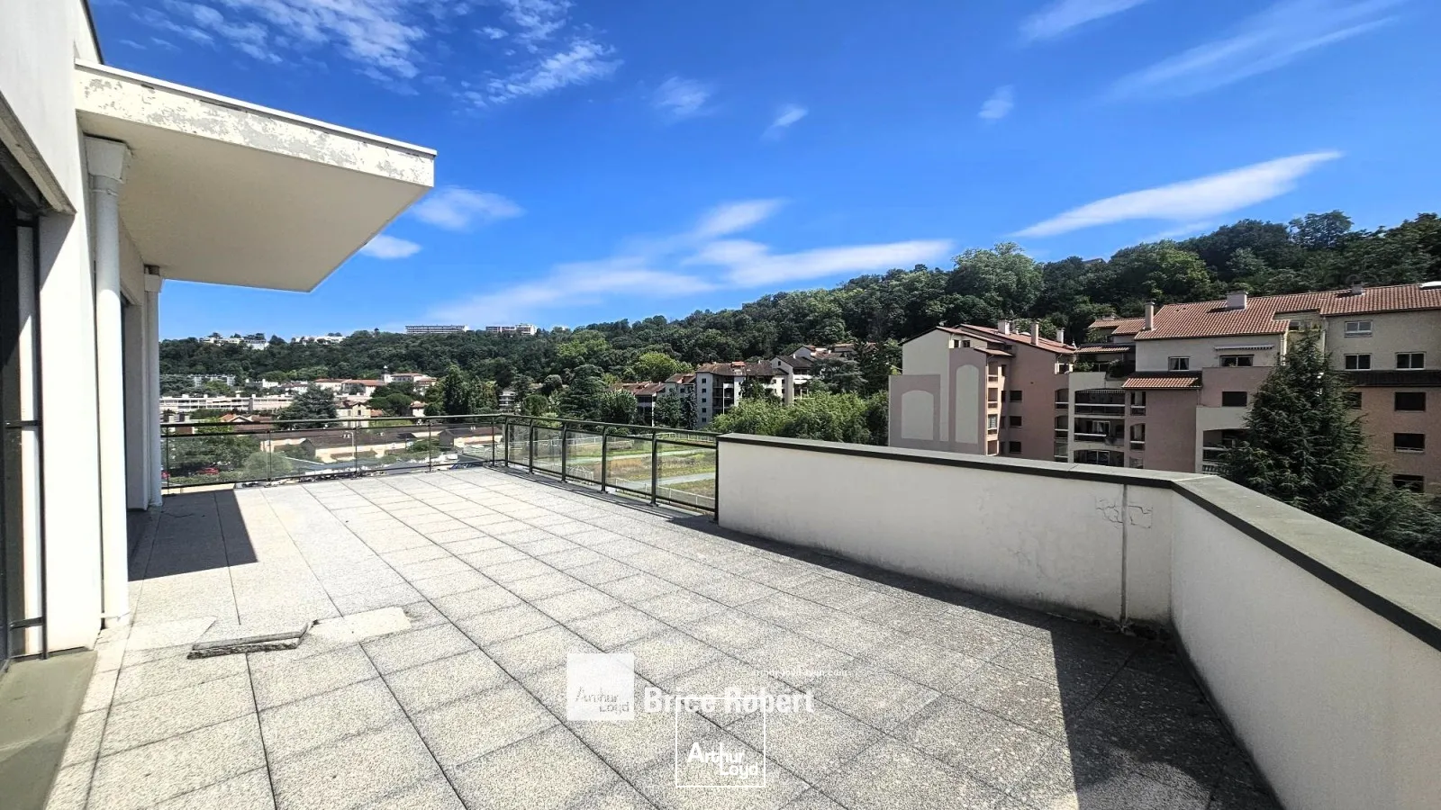 A louer - ESPACE 84 - Bureaux lumineux - Lyon 4ème