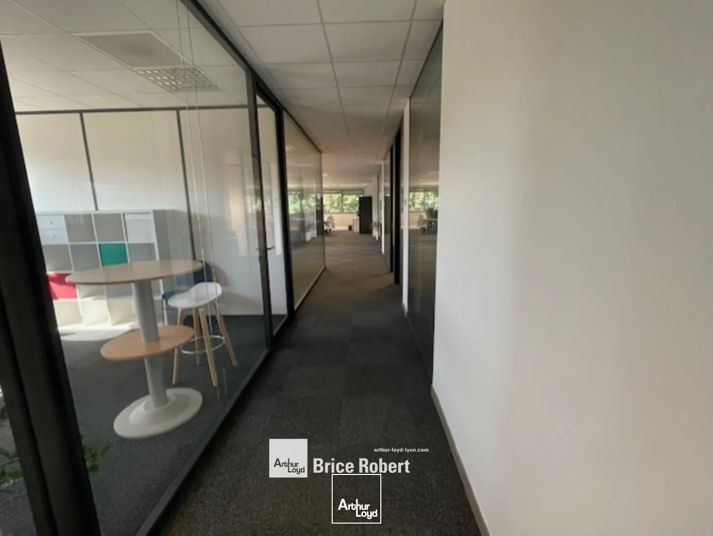 A vendre ou à louer - INNOVALIA II - Bureaux avec salle de réunion - Dardilly