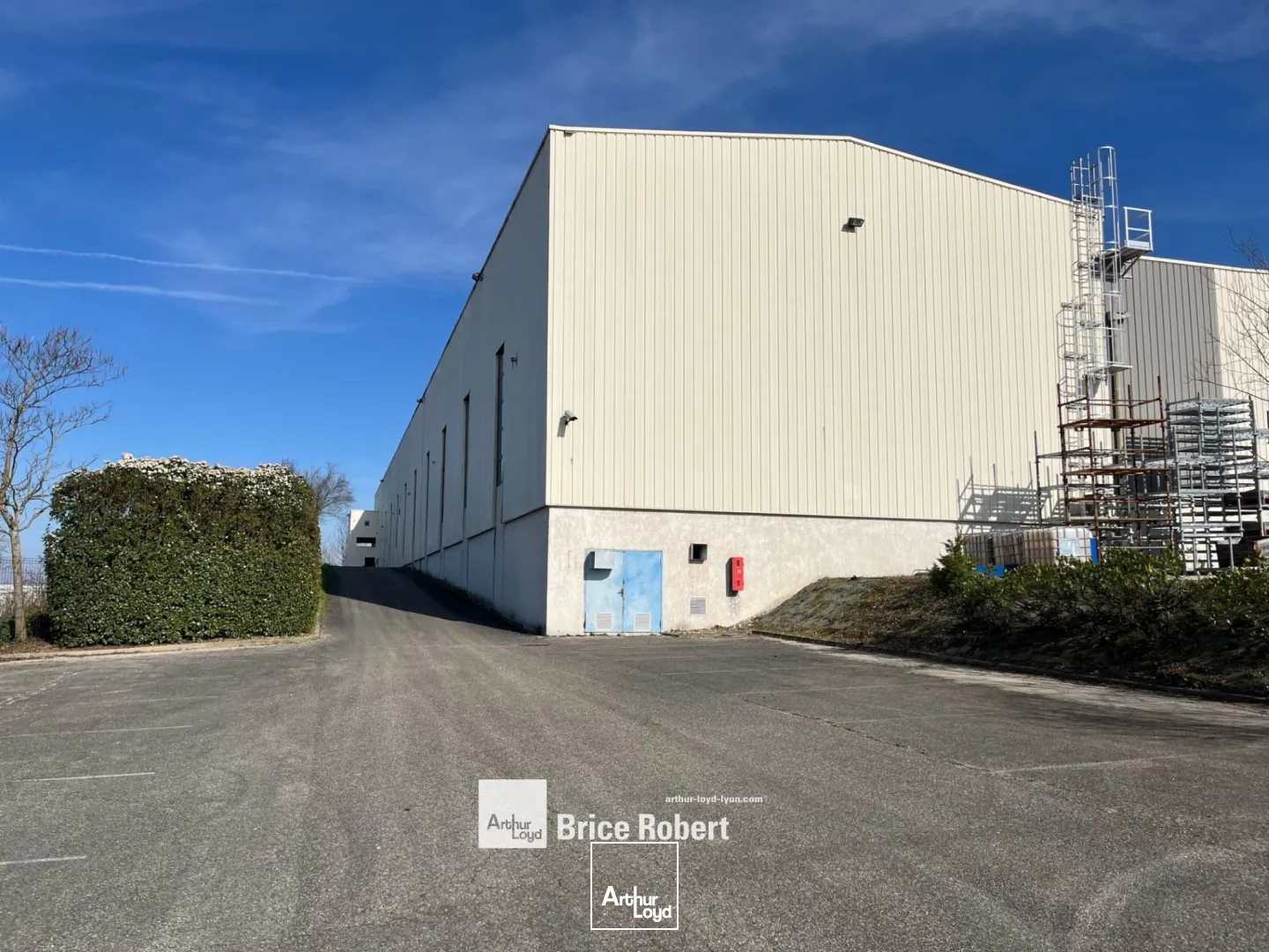 A vendre - Bâtiment indépendant d'activité avec grande puissance électrique - Jassan s-Riottier