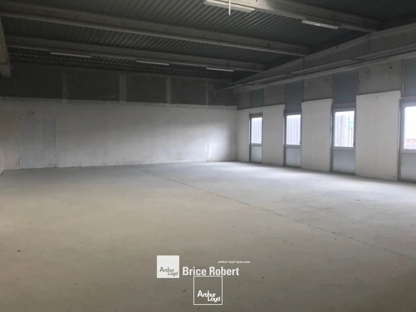 A Louer - Bâtiments d'activités avec quais avec une cour pour camions- Corbas