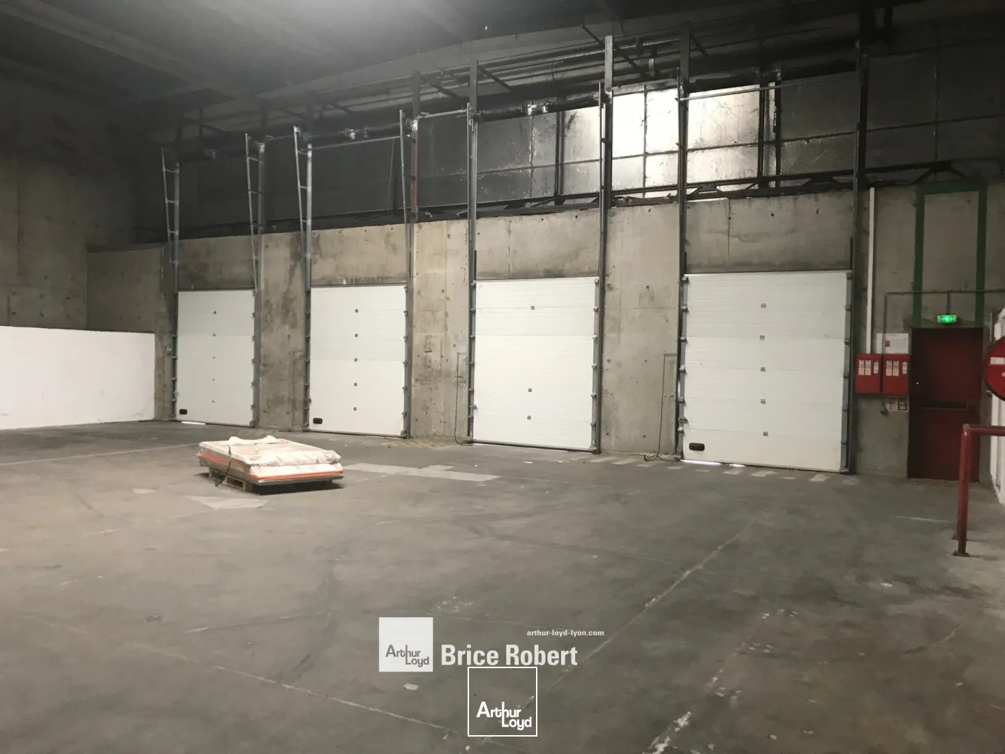 A Louer - Bâtiments d'activités avec quais avec une cour pour camions- Corbas