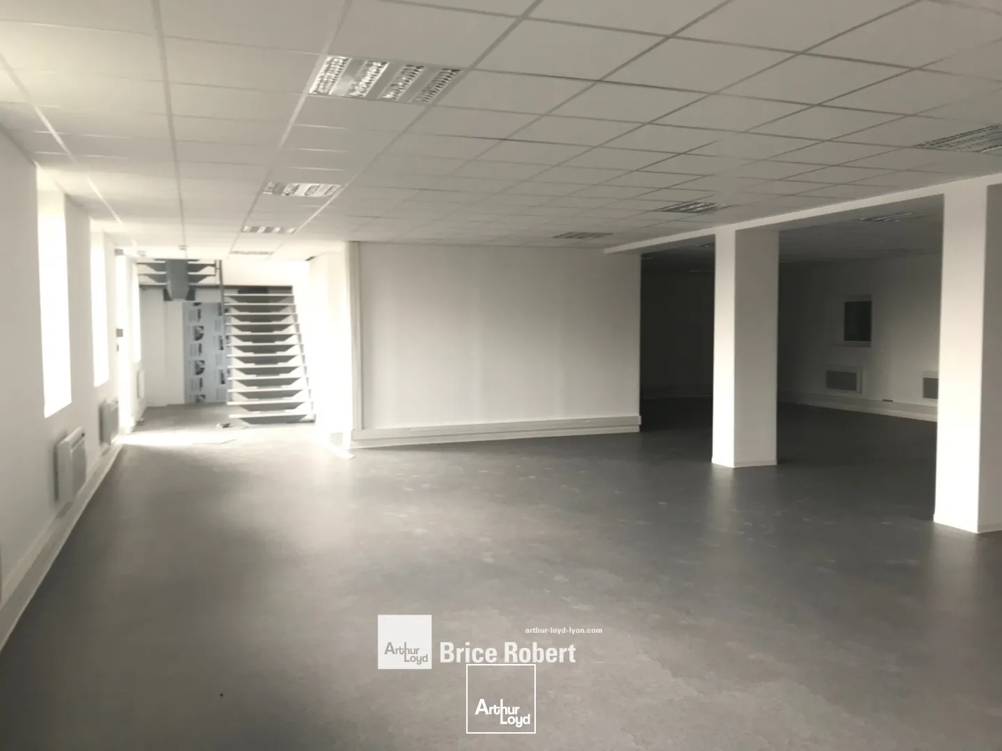 A Louer - Bâtiments d'activités avec quais avec une cour pour camions- Corbas