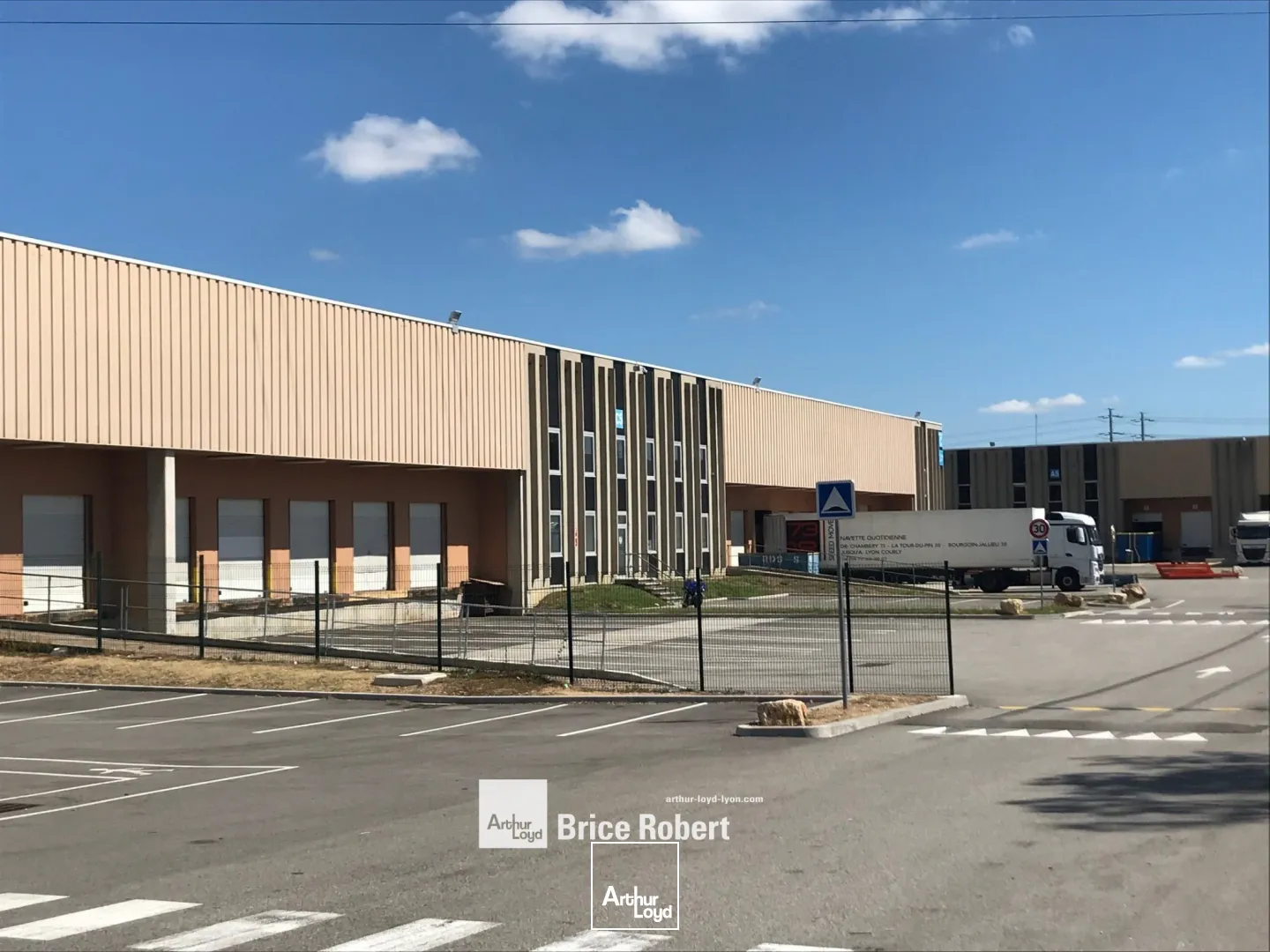 A Louer - Bâtiments d'activités avec quais avec une cour pour camions- Corbas