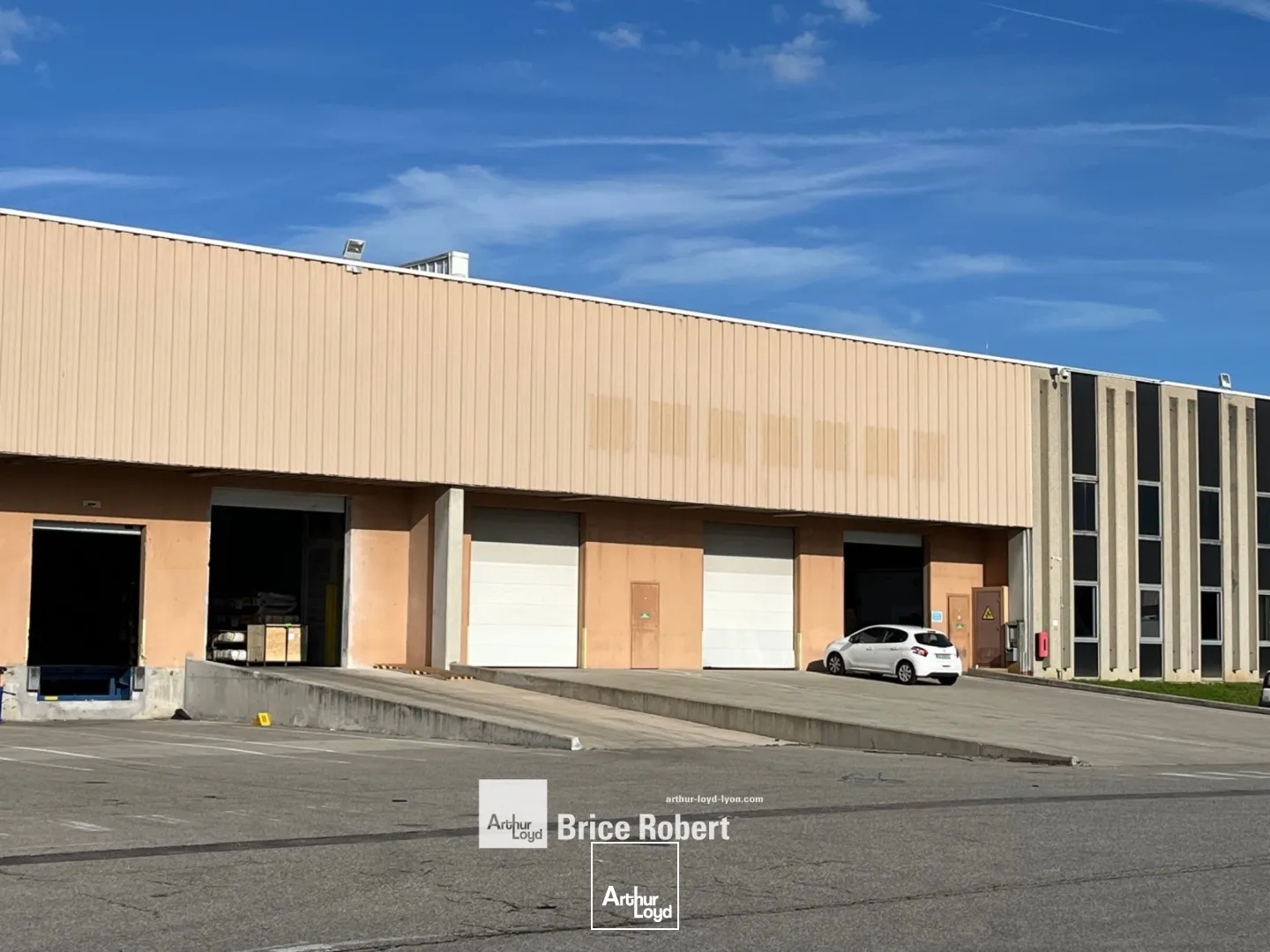 A Louer - Bâtiments d'activités avec quais avec une cour pour camions- Corbas