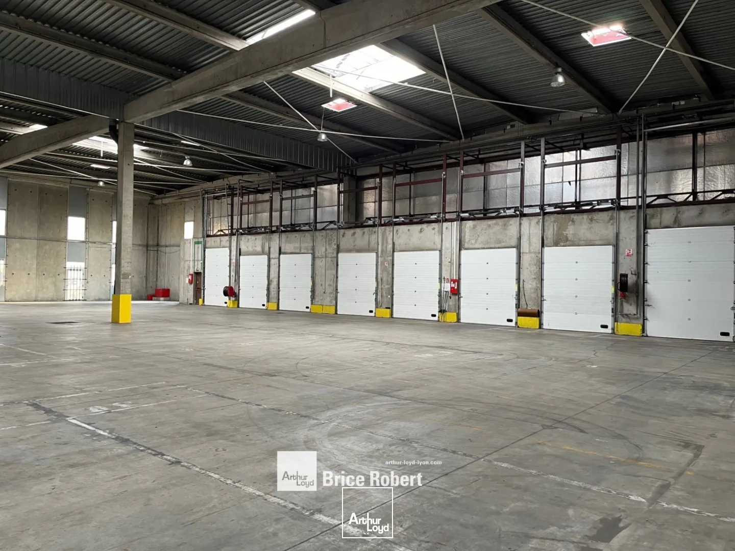 A Louer - Bâtiments d'activités avec quais avec une cour pour camions- Corbas