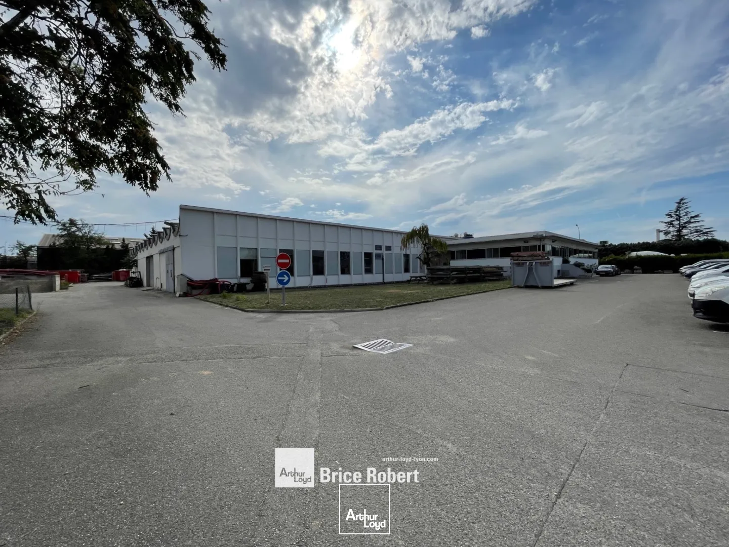 Bâtiment industriel avec grande surface de stockage, bureaux climatisés et locaux sociaux à acheter - à Meyzieu