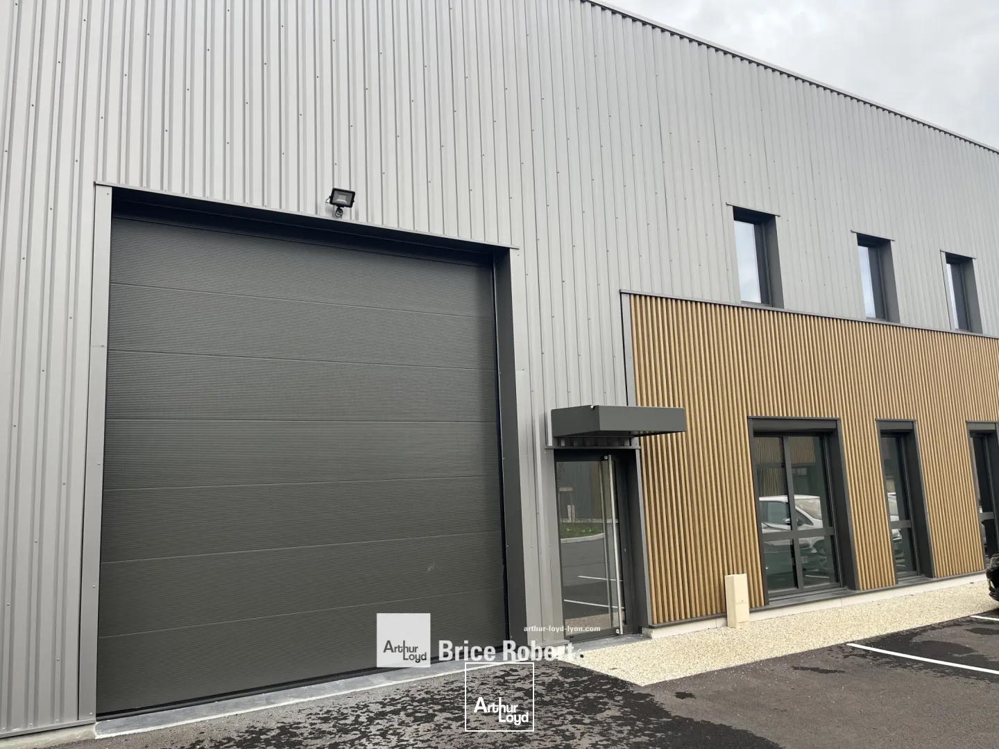 A LOUER - Local d'activité dans parc neuf - CHASSIEU