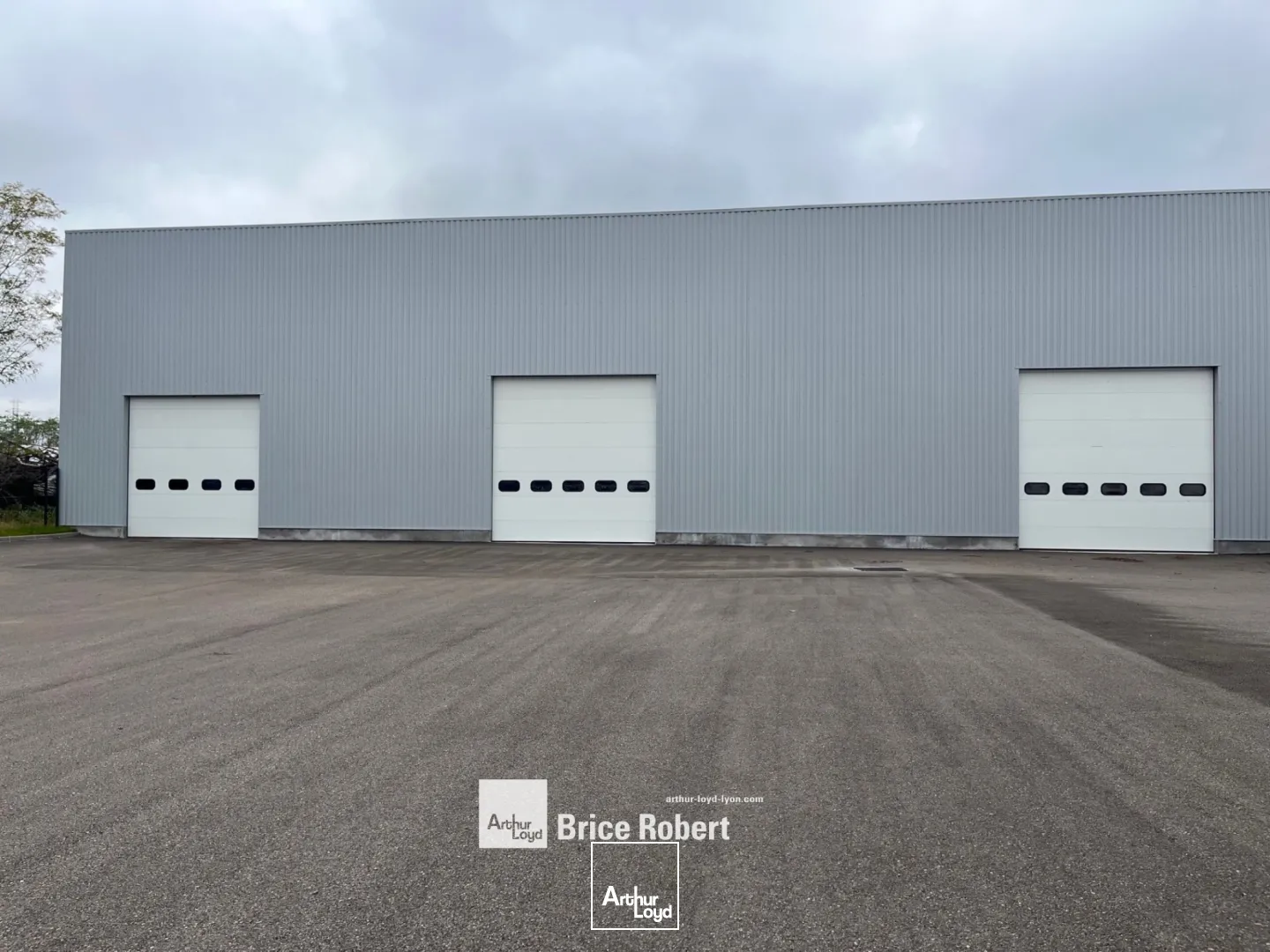 Bâtiment d'activité disponible à la vente ou à la location et situé sur la commune de Saint-Priest