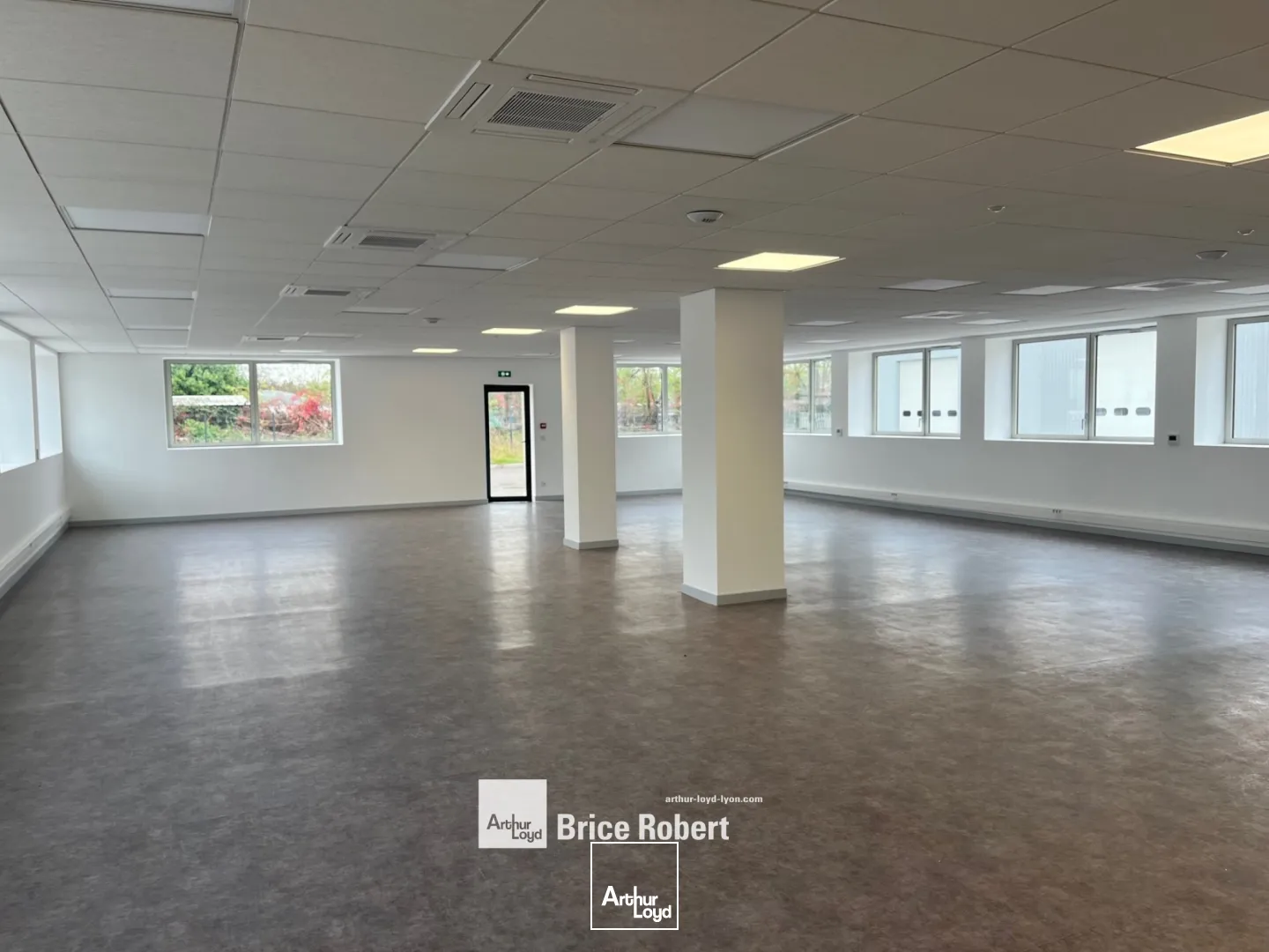 Bâtiment d'activité disponible à la vente ou à la location et situé sur la commune de Saint-Priest