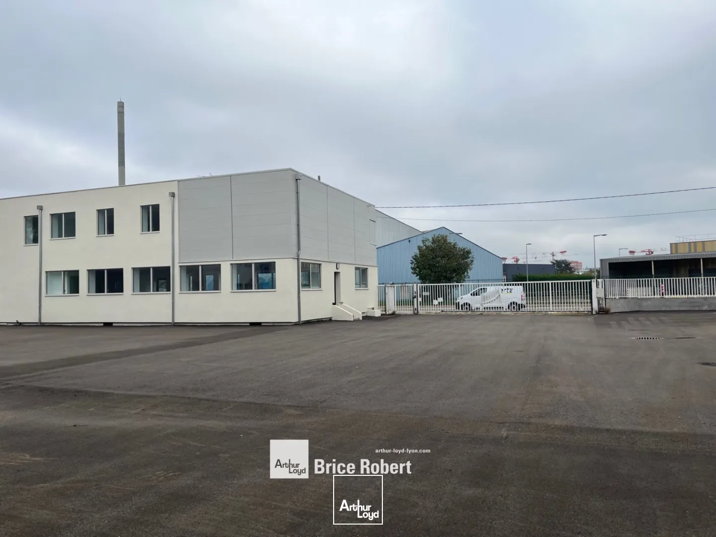 Bâtiment d'activité disponible à la vente ou à la location et situé sur la commune de Saint-Priest