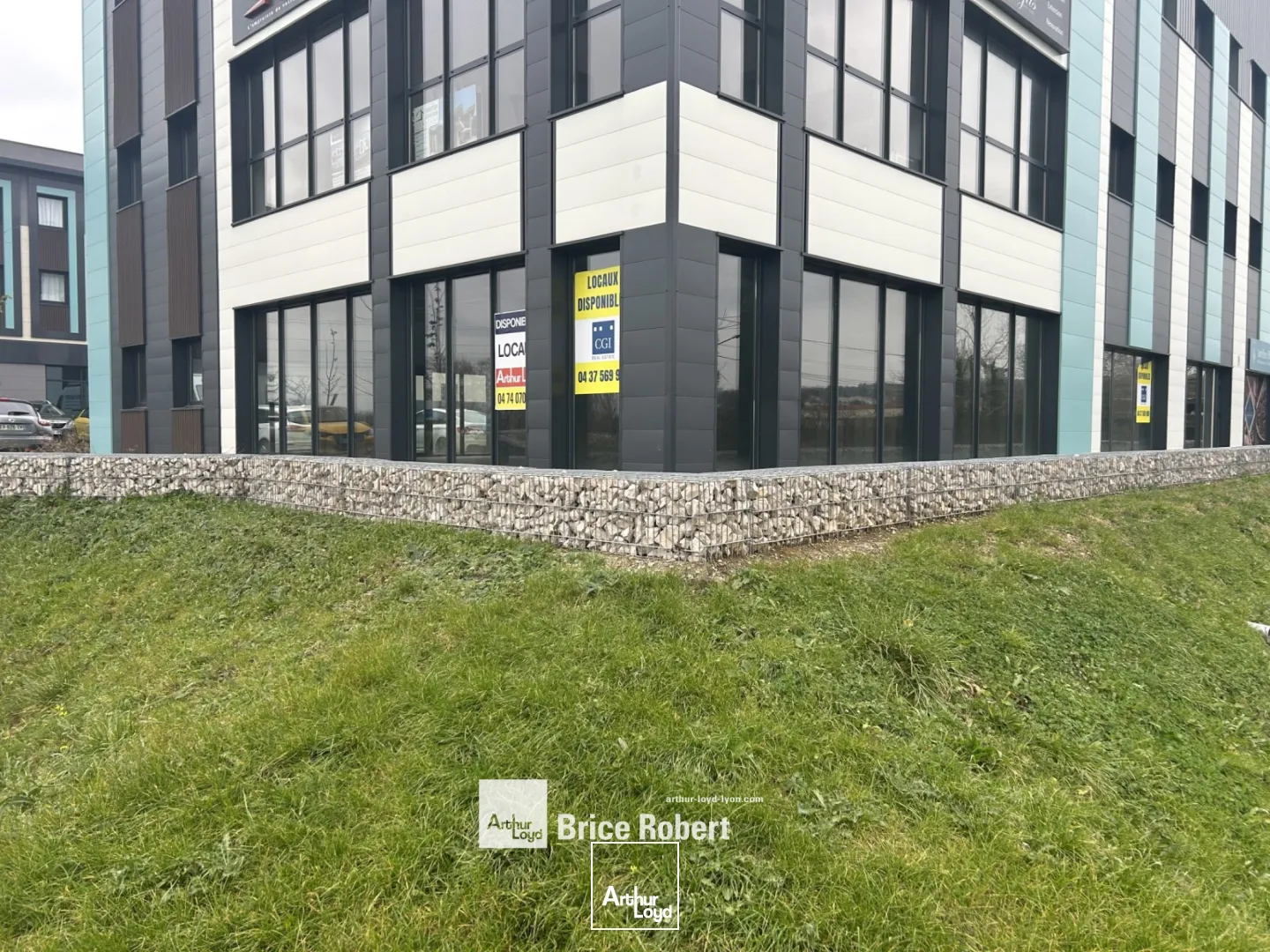 A LOUER OU VENDRE - un local d'activités typé show-room neuf de 190 m² dans la zone industrielle de Genay