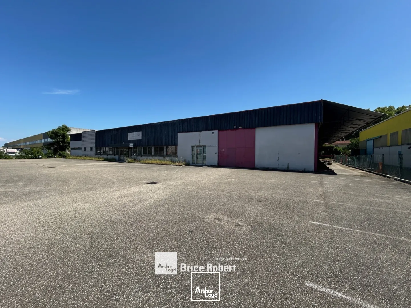 A vendre - Bâtiment d'activités avec espace extérieur - Vaulx-en-Velin