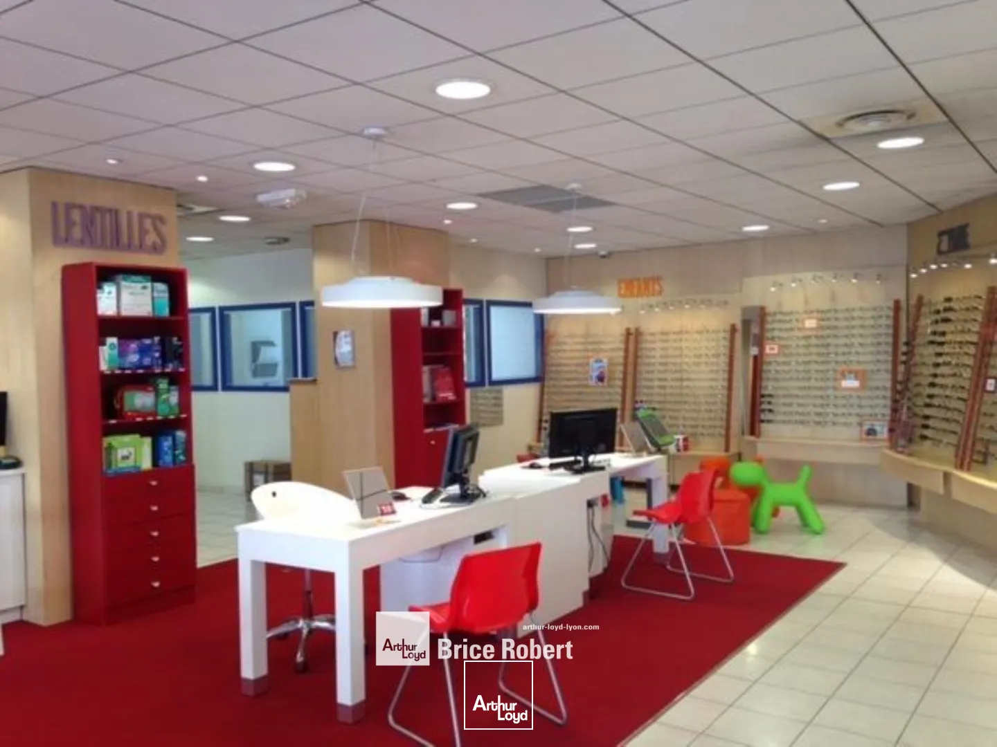 A vendre - Locaux commerciaux avec linéaires vitrines - MEYZIEU