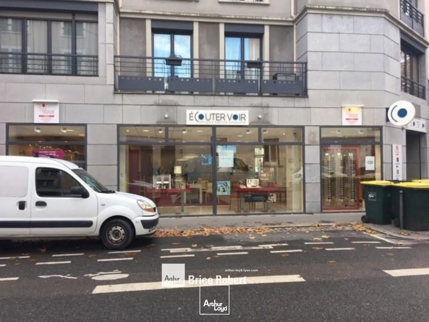 A vendre - Locaux commerciaux avec linéaires vitrines - MEYZIEU