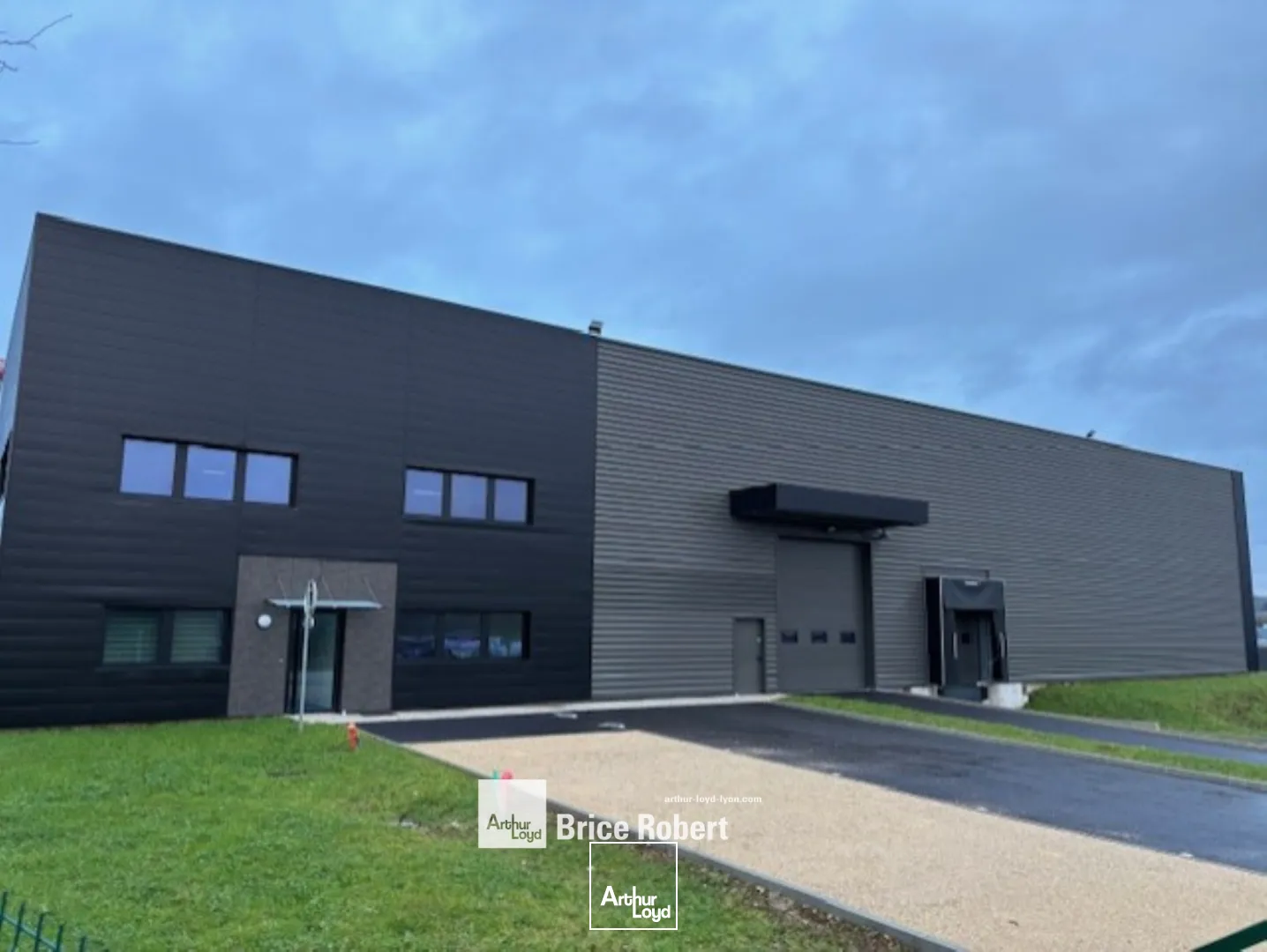 A LOUER - Bâtiment d'activités - SAINT-QUENTIN-FALLAVIER