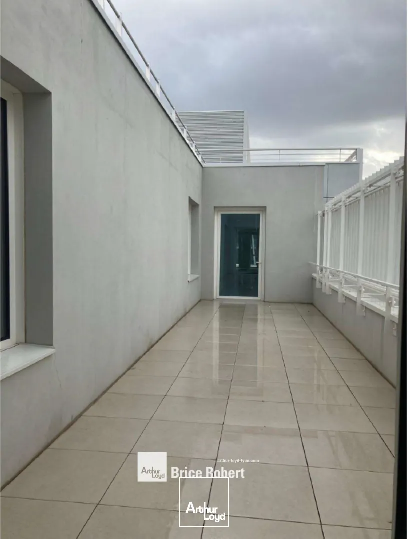 A louer - LE STADIUM - Bureaux avec rooftop commun - Decines Charpieu
