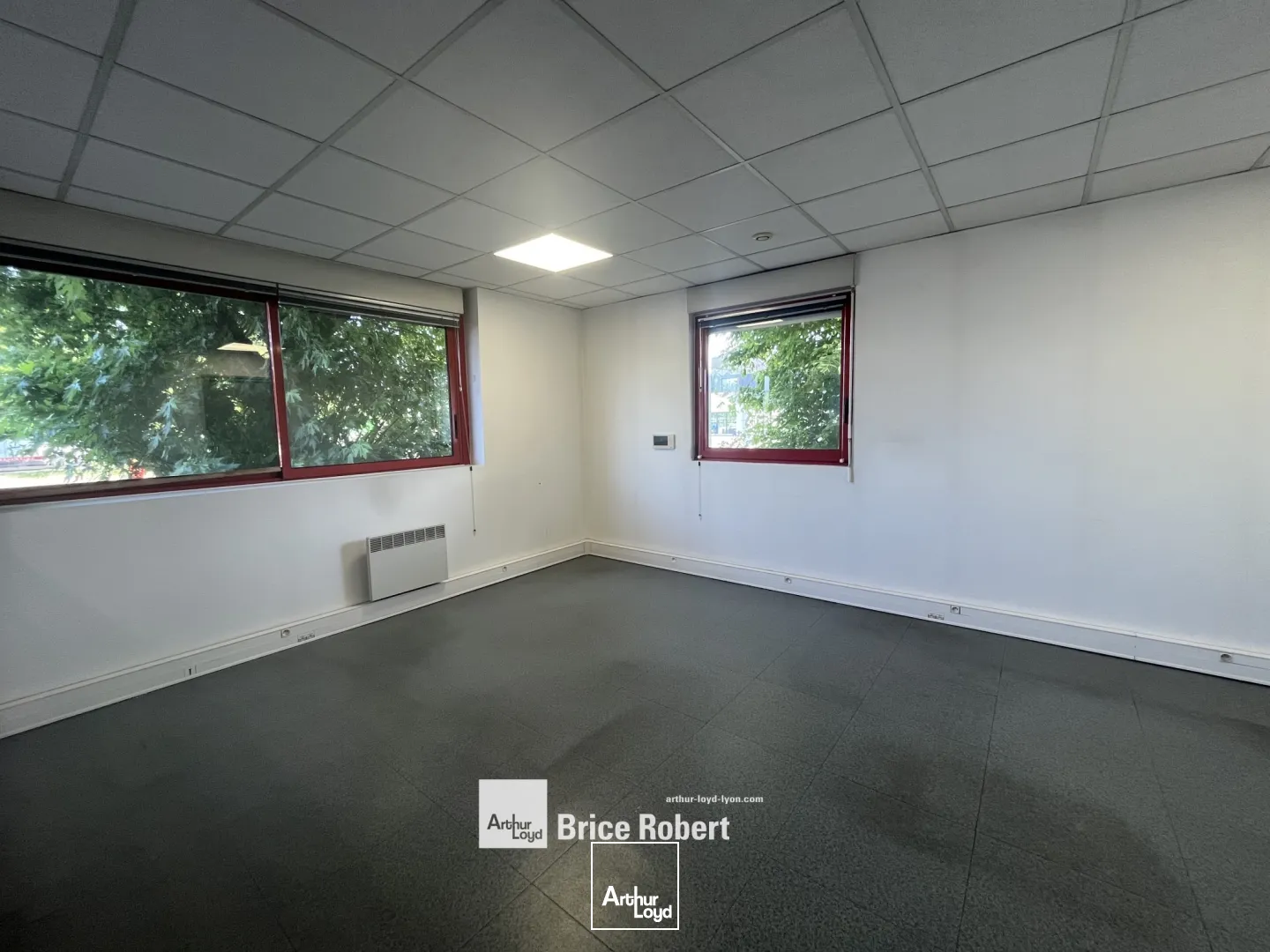 A louer - Local d activités avec une cour privative attenante - Vaulx -en-Velin