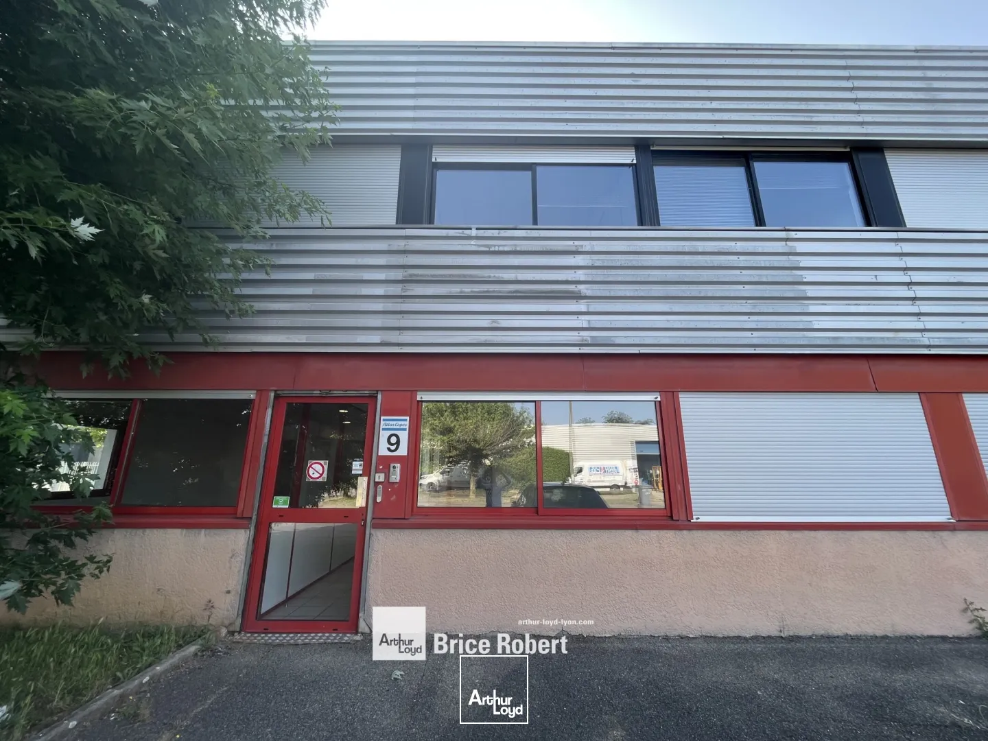 A louer - Local d activités avec une cour privative attenante - Vaulx -en-Velin