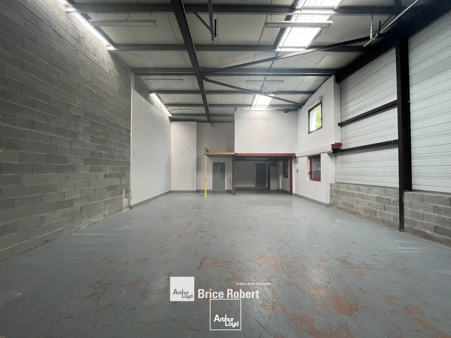 A louer - Local d activités avec une cour privative attenante - Vaulx -en-Velin