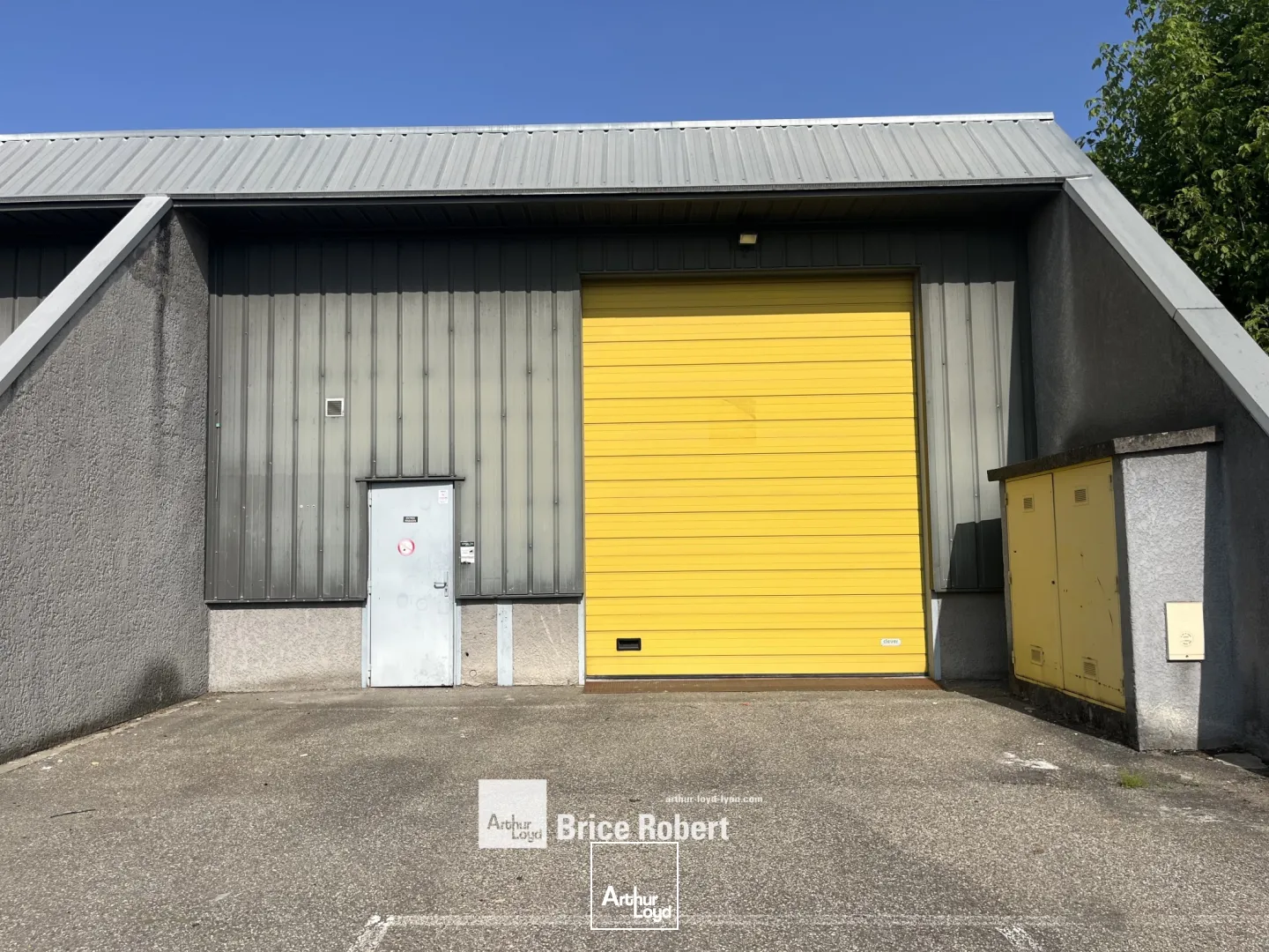 A louer - Local d activités avec une cour privative attenante - Vaulx -en-Velin