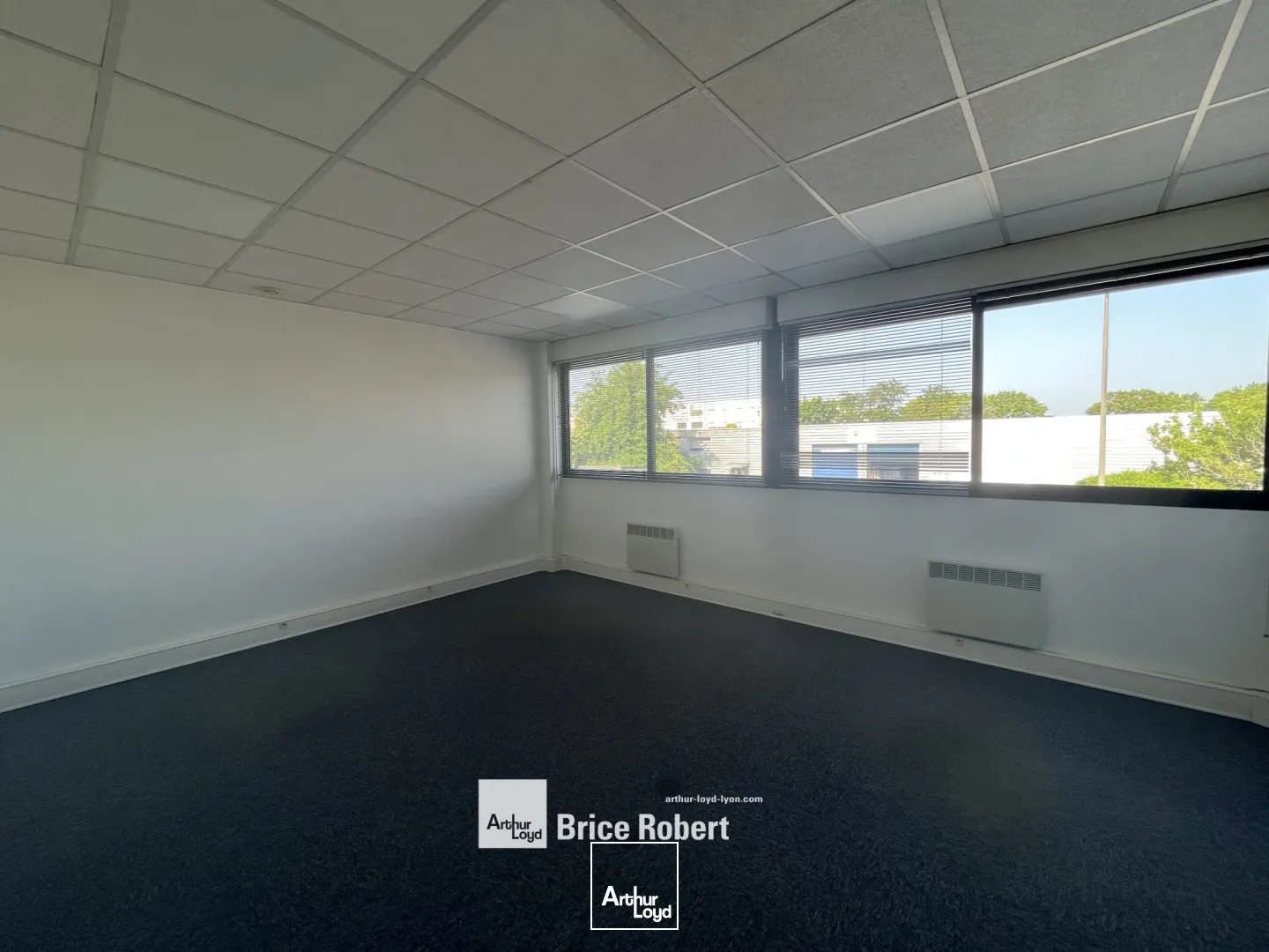 A louer - Local d activités avec une cour privative attenante - Vaulx -en-Velin