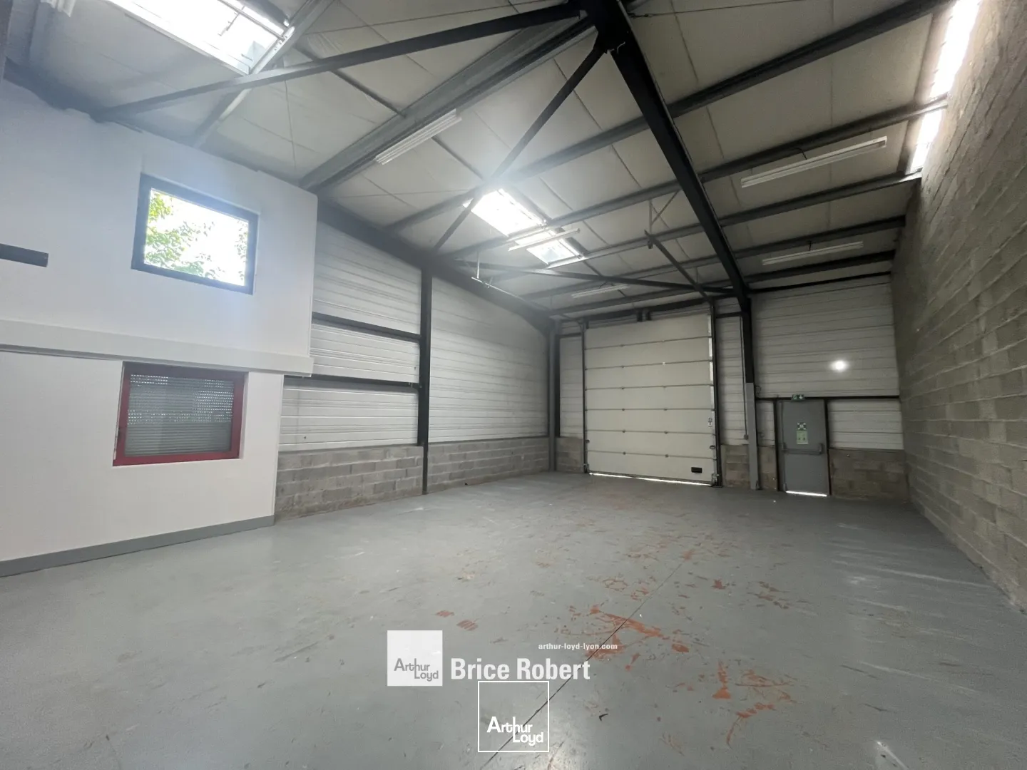 A louer - Local d activités avec une cour privative attenante - Vaulx -en-Velin