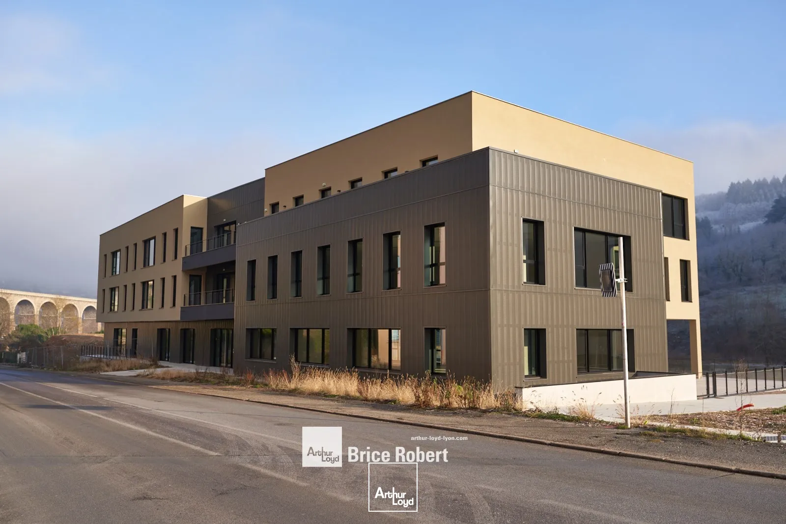 A vendre ou à louer - Cellules d'activités avec une hauteur de 6 m - Tarare