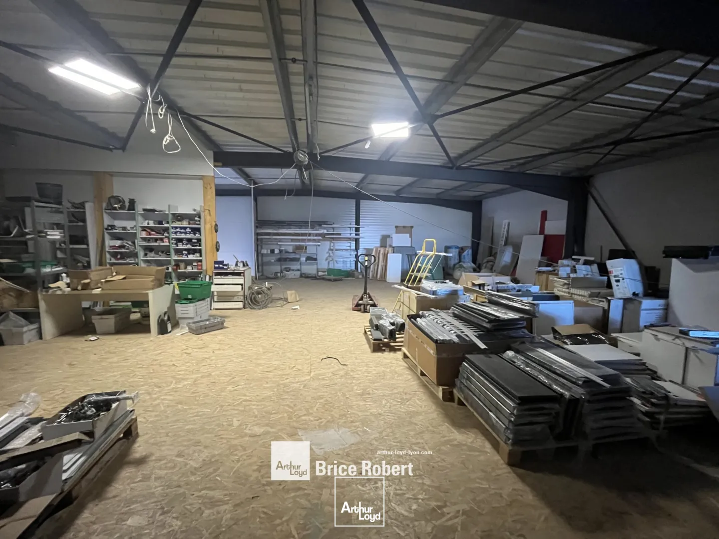 Locaux d'activités à vendre à SAINT MARTIN EN HAUT 69850